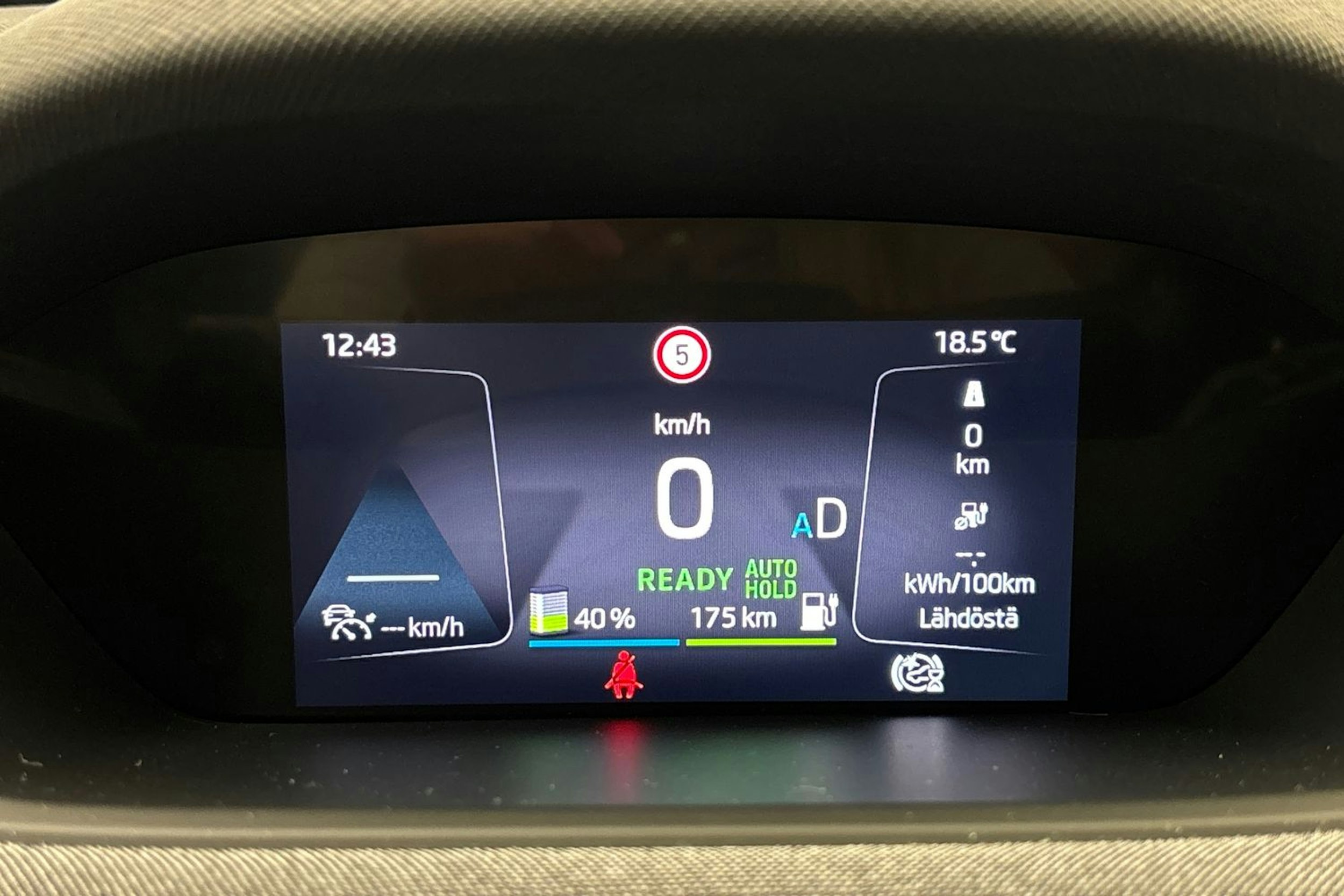 musta Skoda Enyaq 2023 kuva 17.