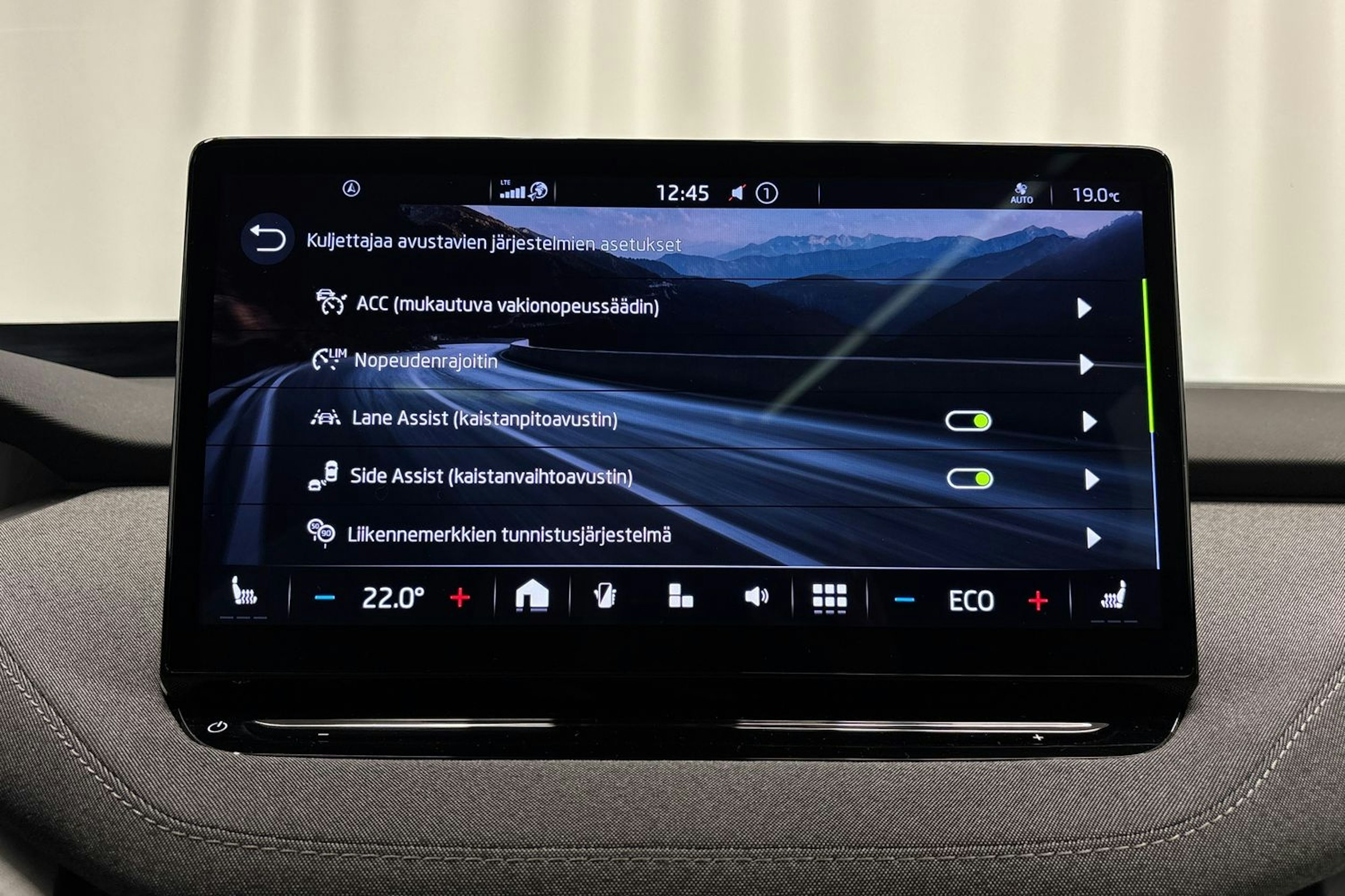 musta Skoda Enyaq 2023 kuva 20.