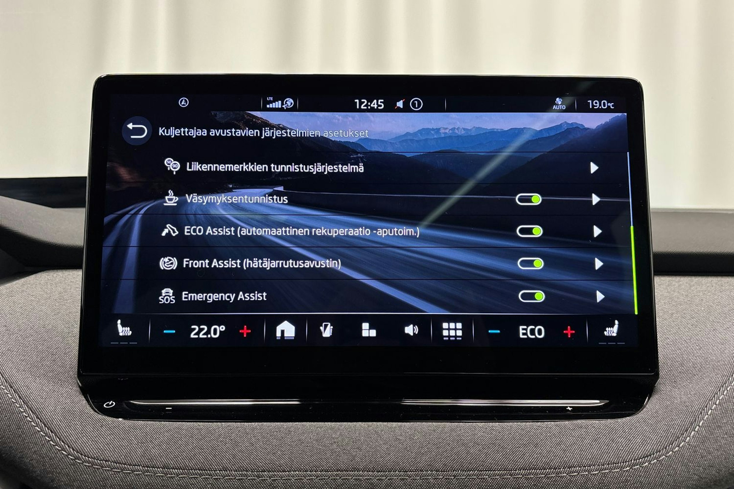 musta Skoda Enyaq 2023 kuva 21.