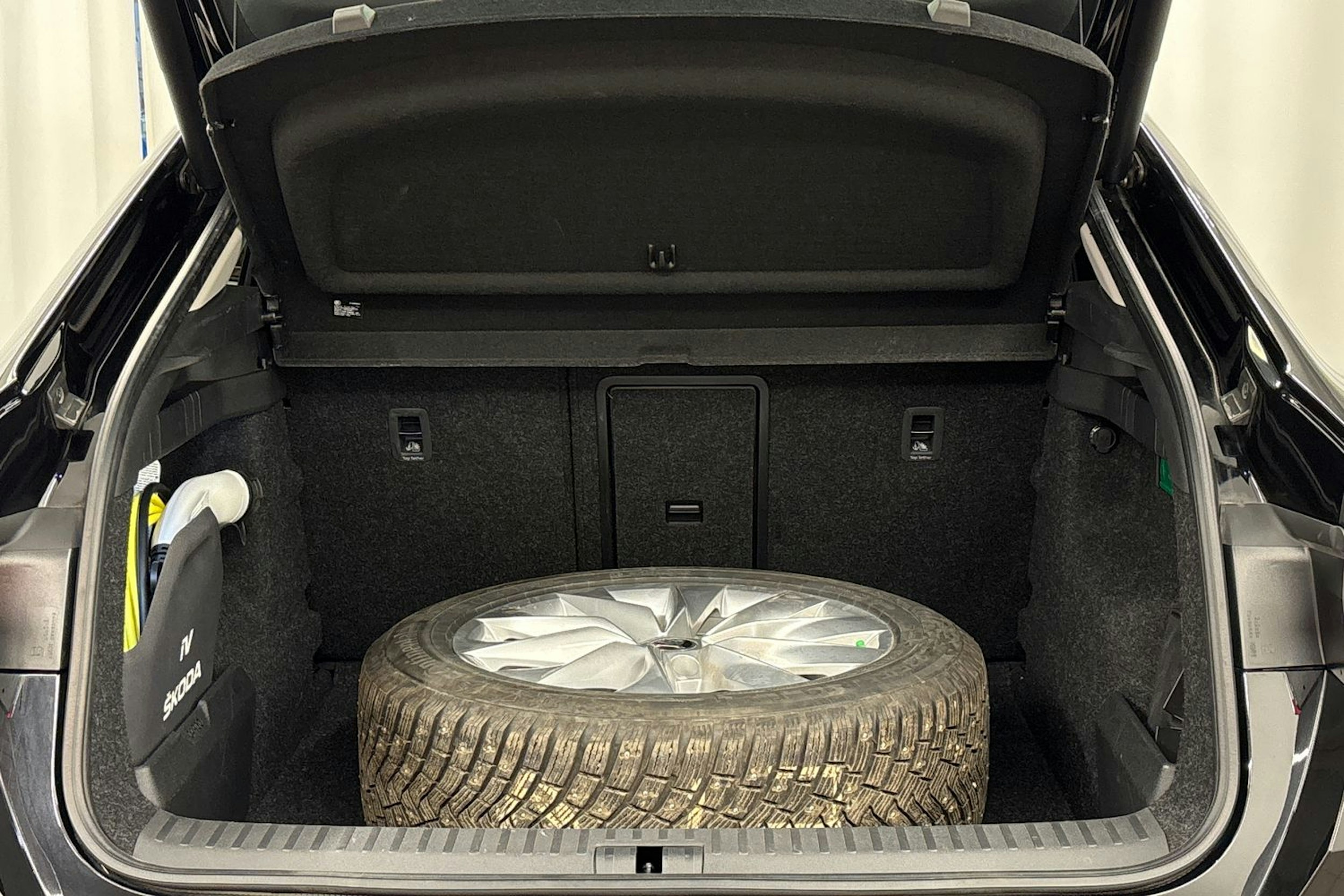 musta Skoda Enyaq 2023 kuva 26.