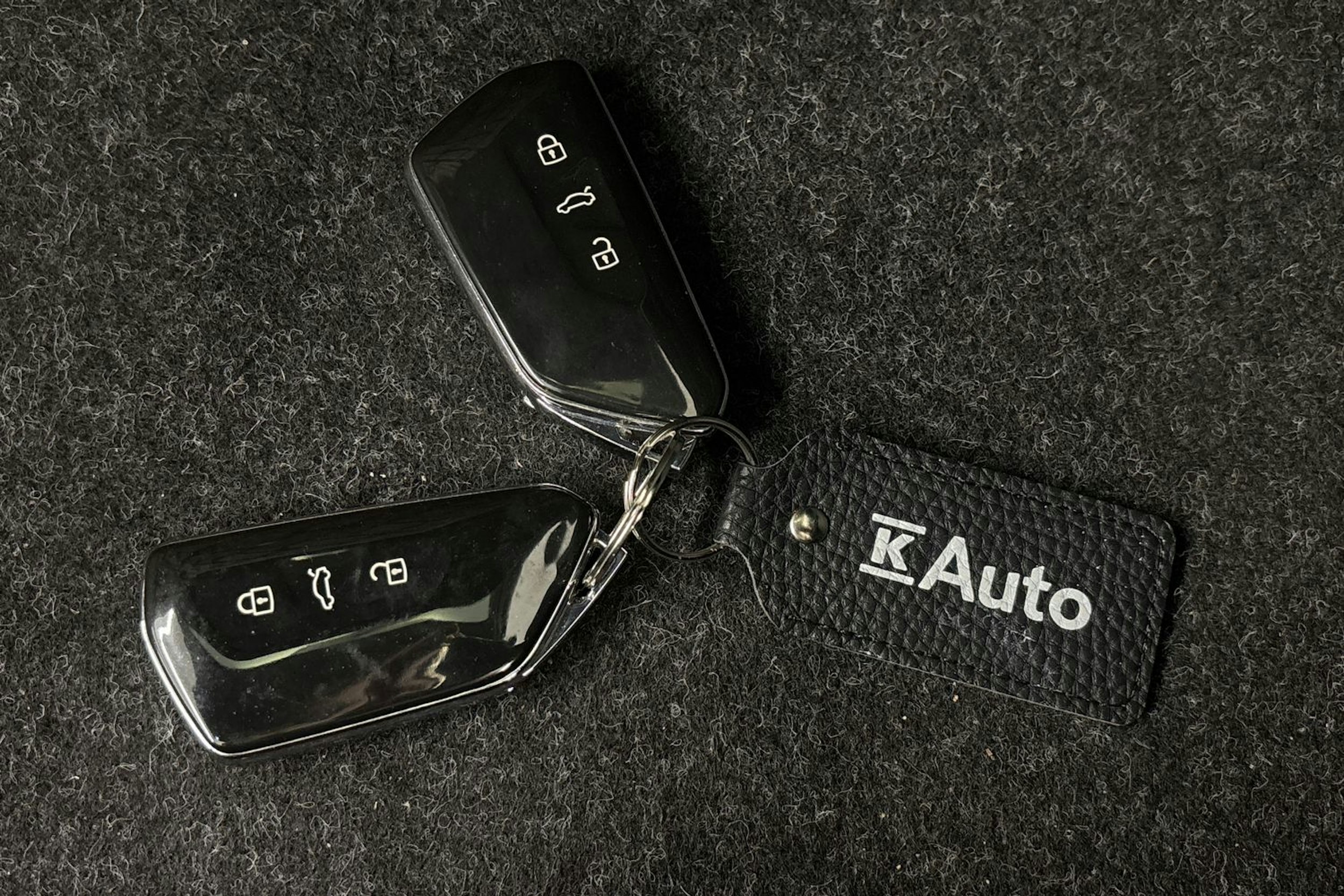 musta Skoda Enyaq 2023 kuva 28.