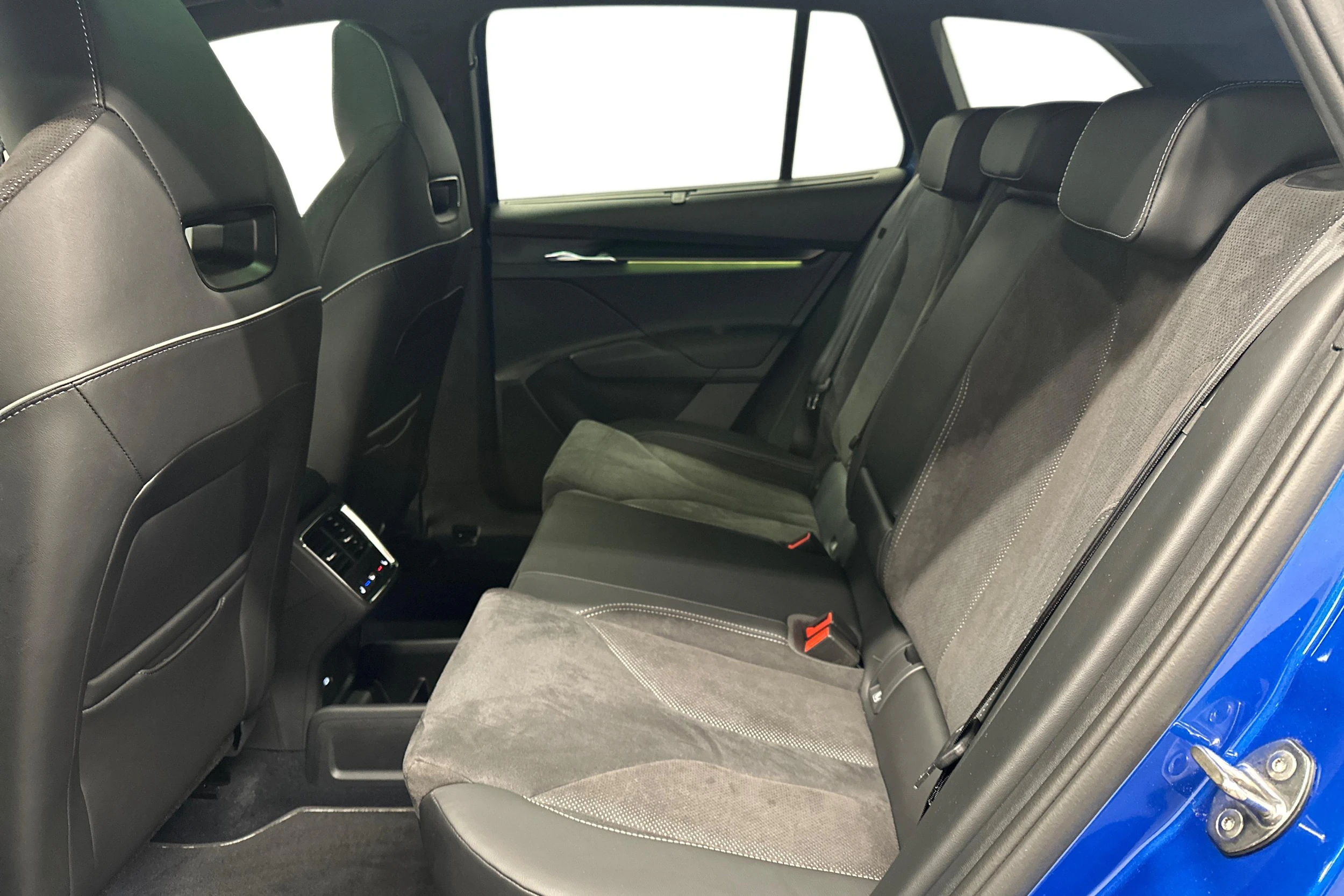 sininen Skoda Enyaq 2023 kuva 8.