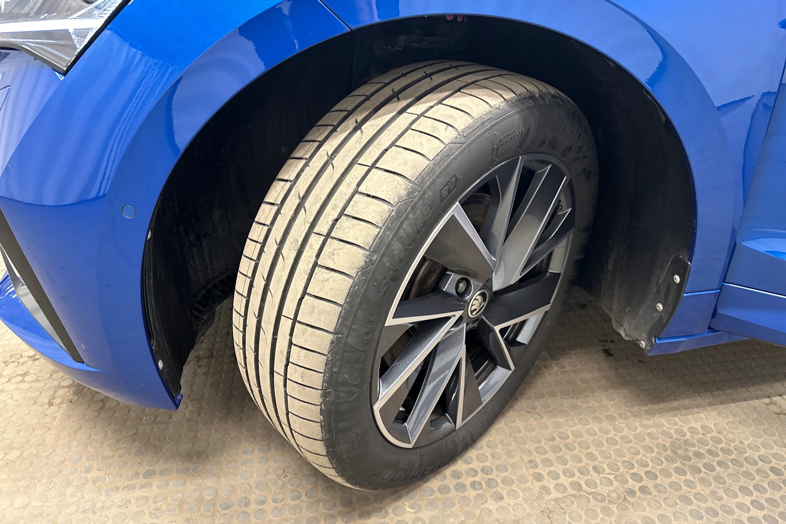 sininen Skoda Enyaq 2023 kuva 10.