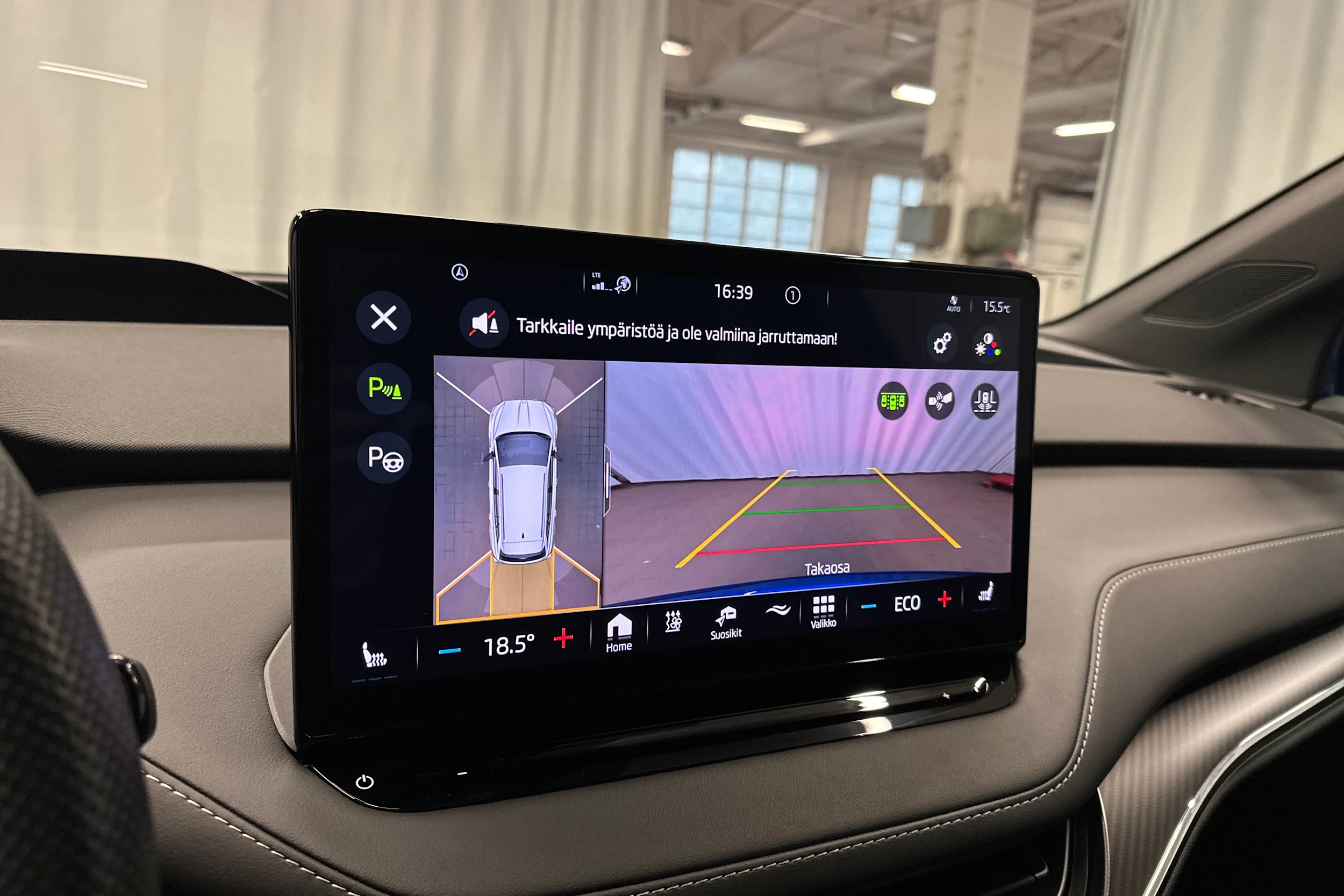 sininen Skoda Enyaq 2023 kuva 17.