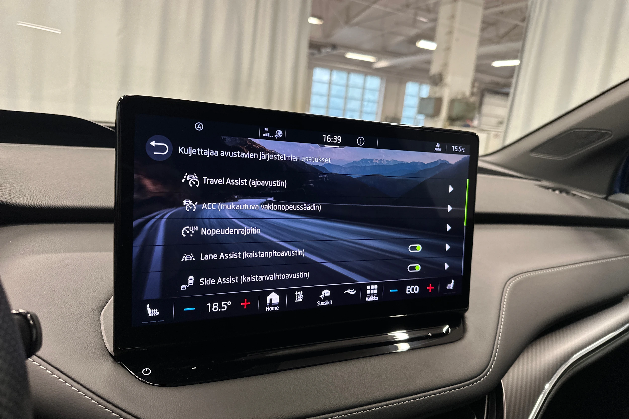 sininen Skoda Enyaq 2023 kuva 20.