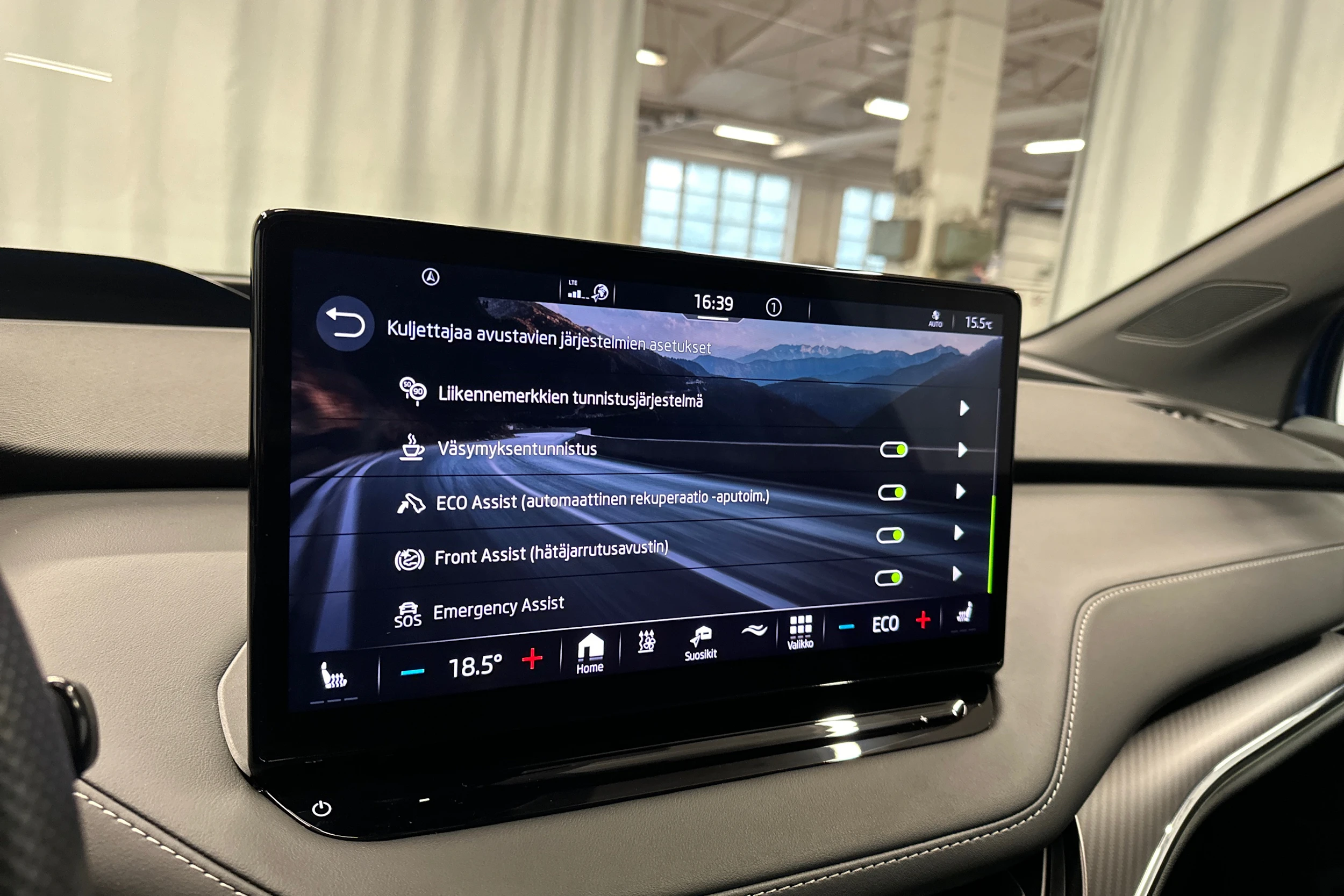 sininen Skoda Enyaq 2023 kuva 21.
