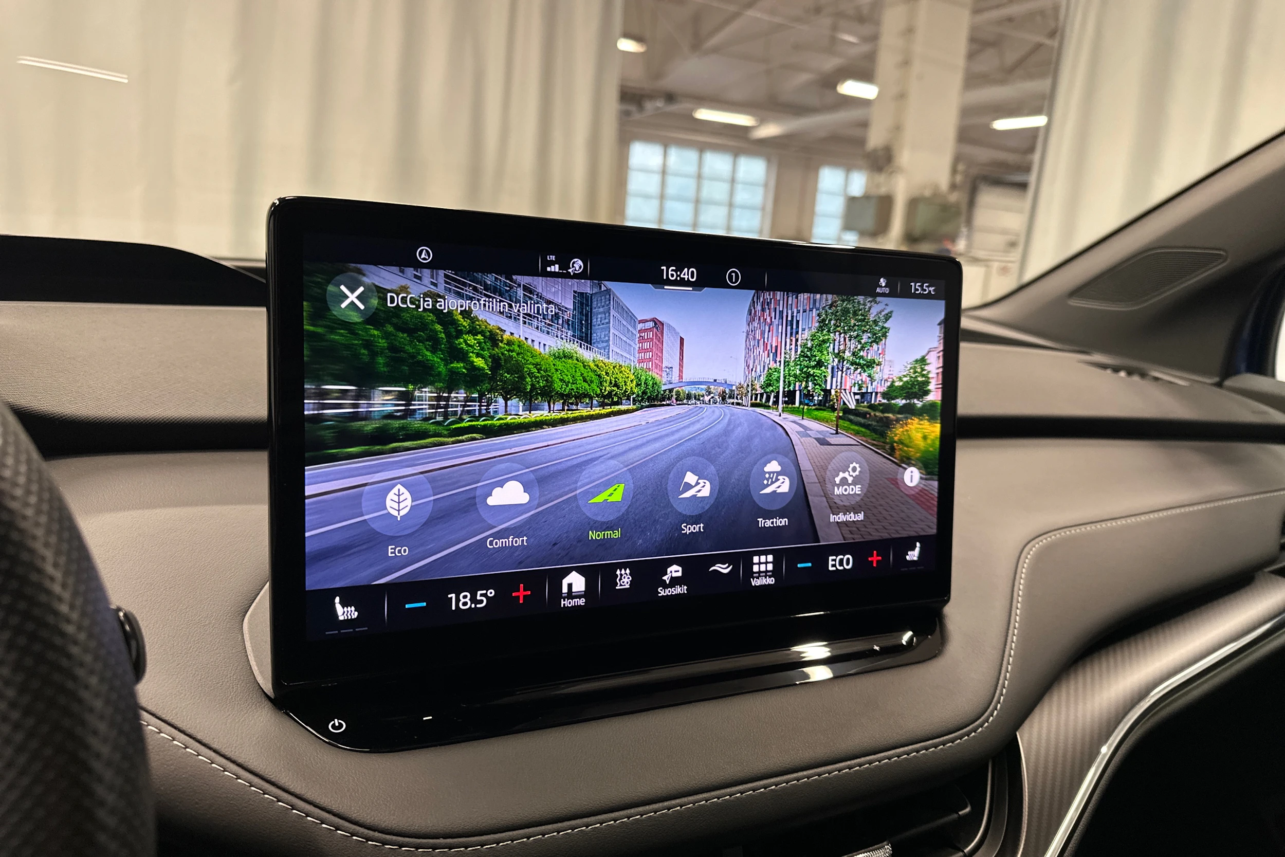 sininen Skoda Enyaq 2023 kuva 24.
