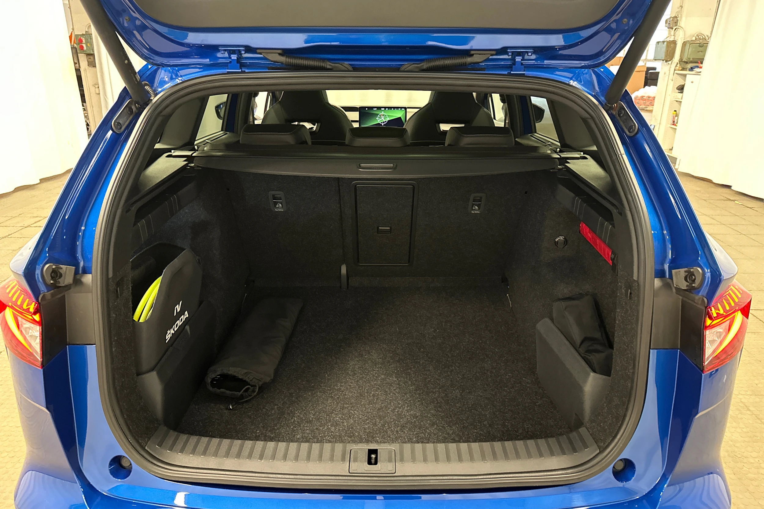 sininen Skoda Enyaq 2023 kuva 32.