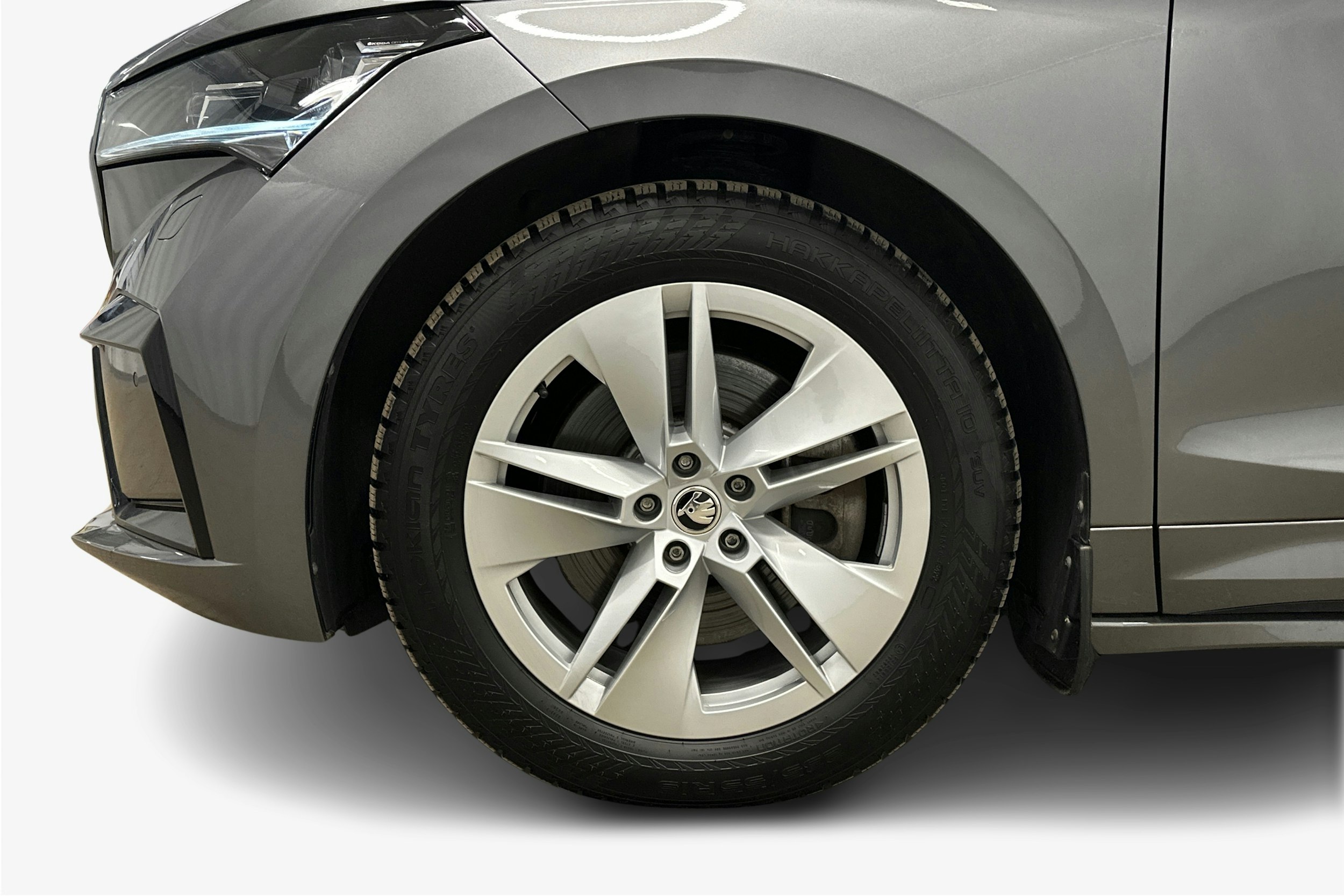 harmaa Skoda Enyaq 2023 kuva 9.