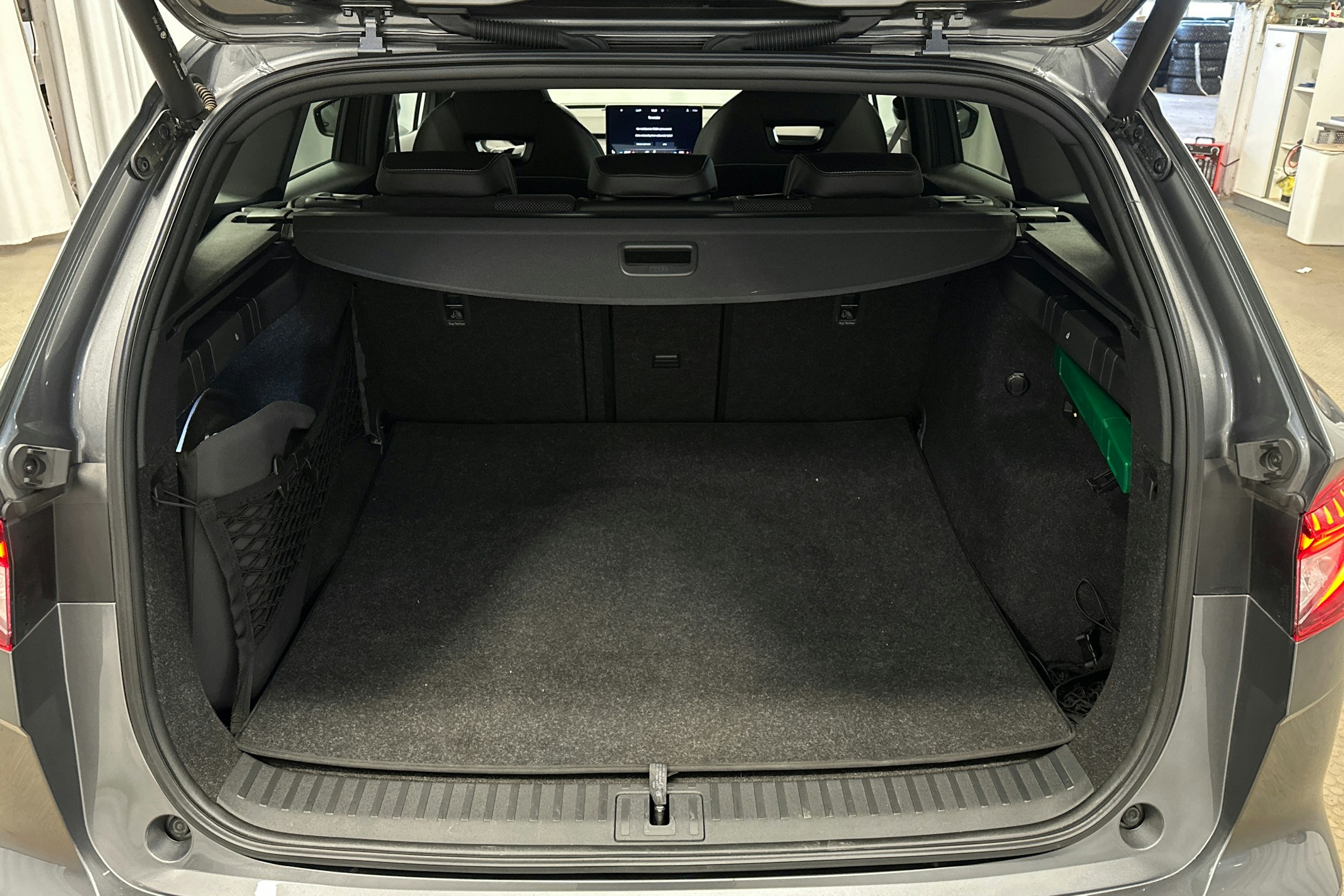 harmaa Skoda Enyaq 2023 kuva 11.