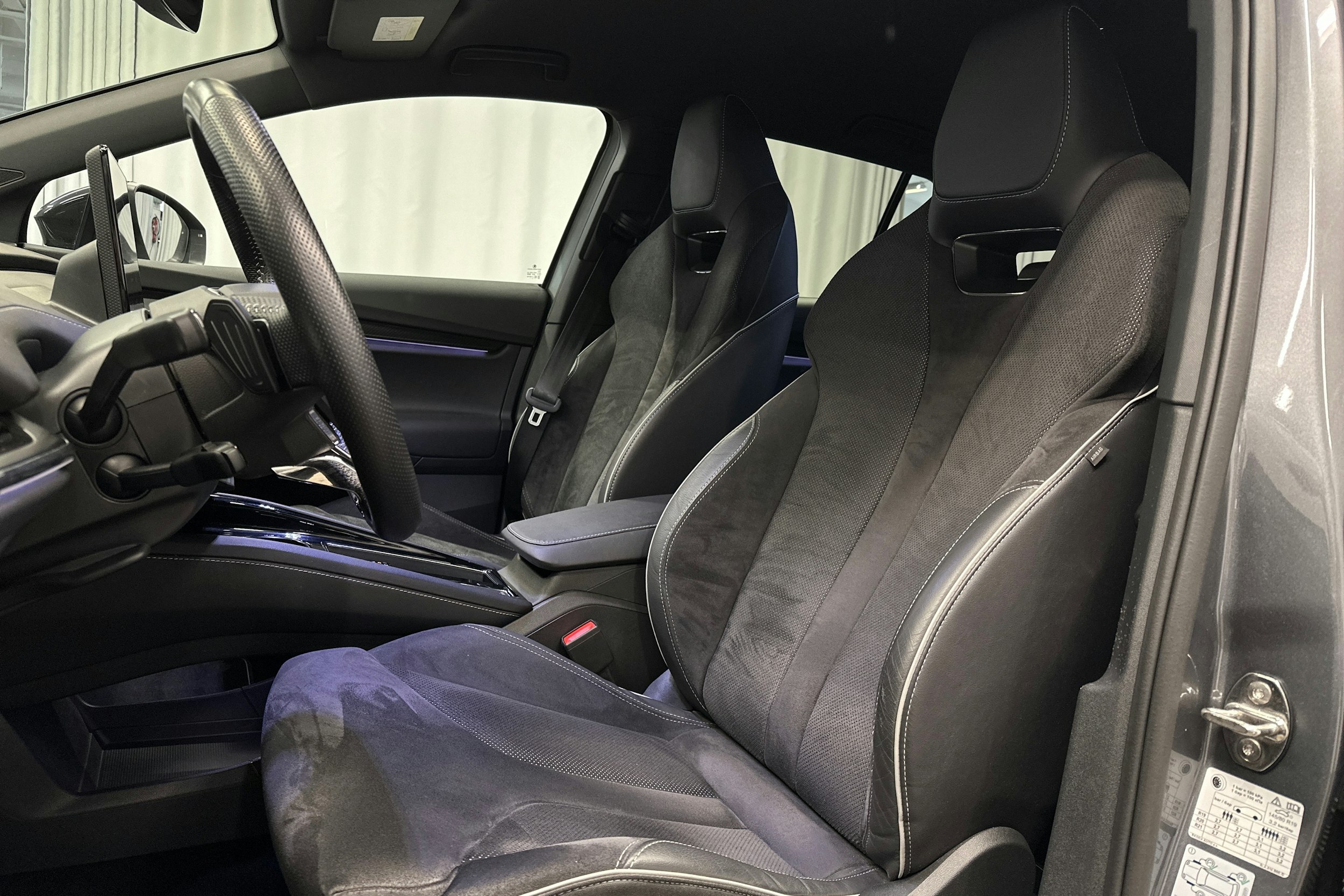 harmaa Skoda Enyaq 2023 kuva 14.