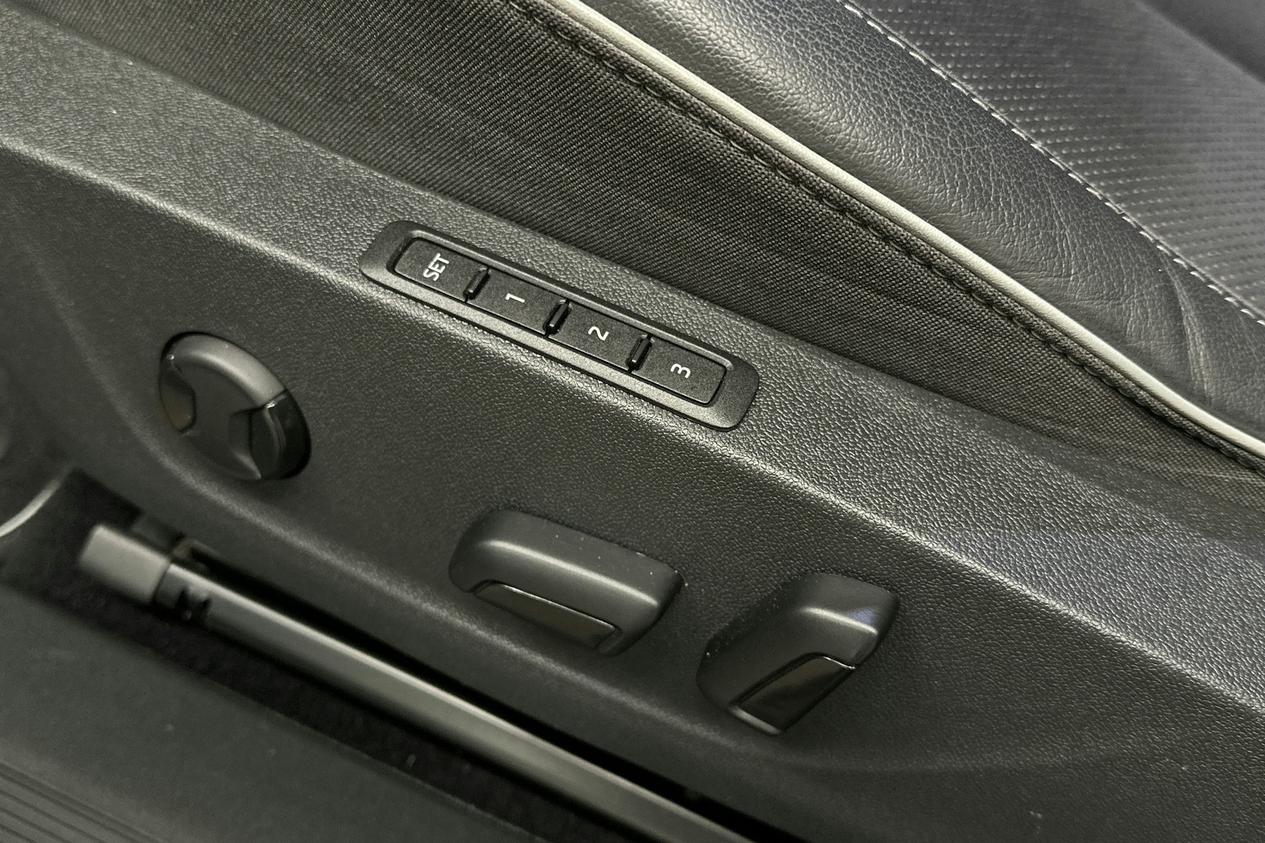 harmaa Skoda Enyaq 2023 kuva 15.