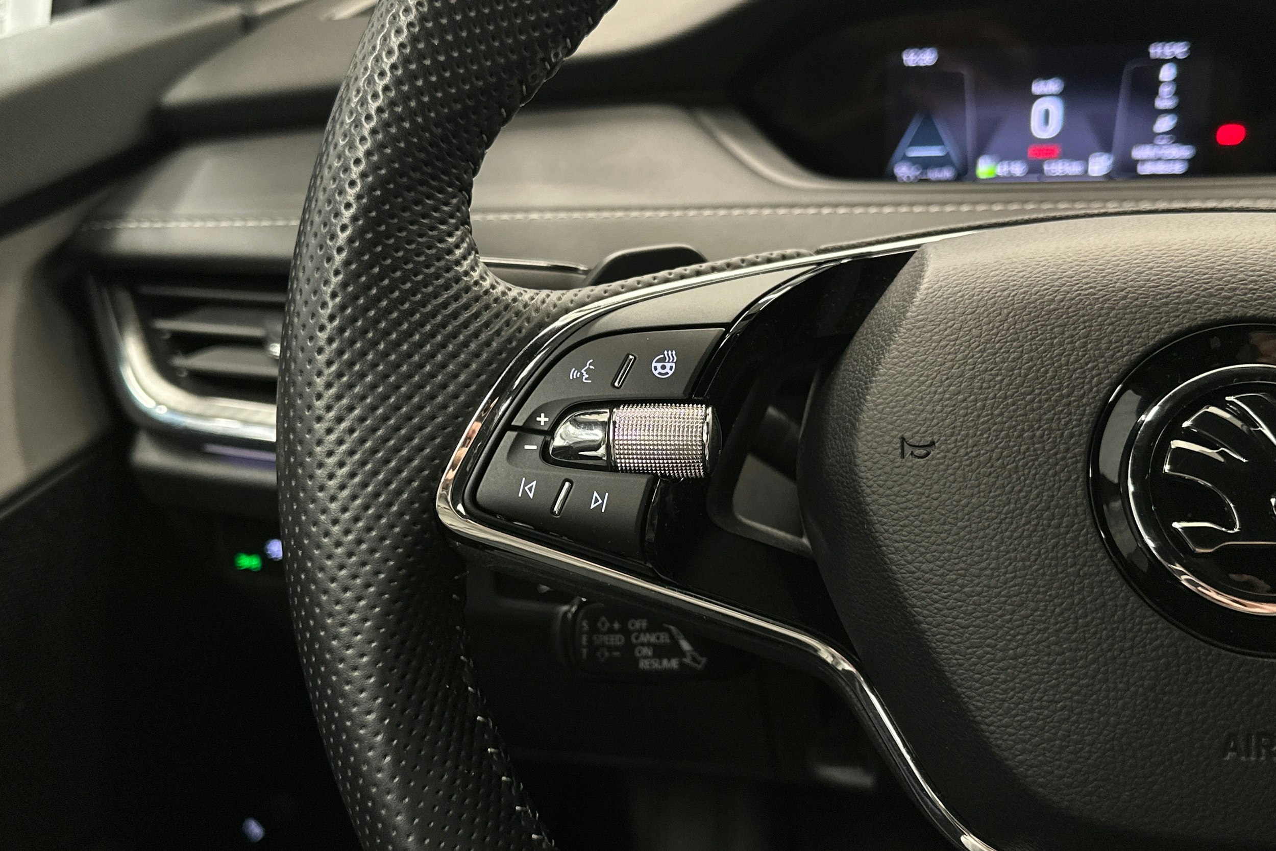 harmaa Skoda Enyaq 2023 kuva 17.