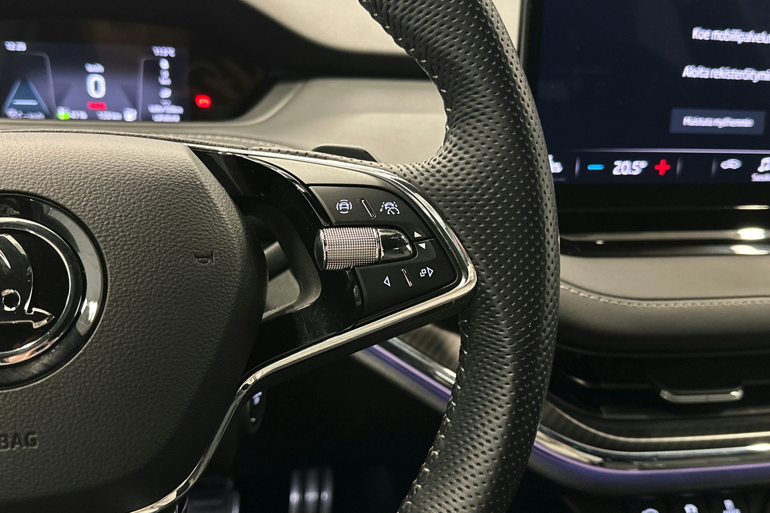 harmaa Skoda Enyaq 2023 kuva 18.