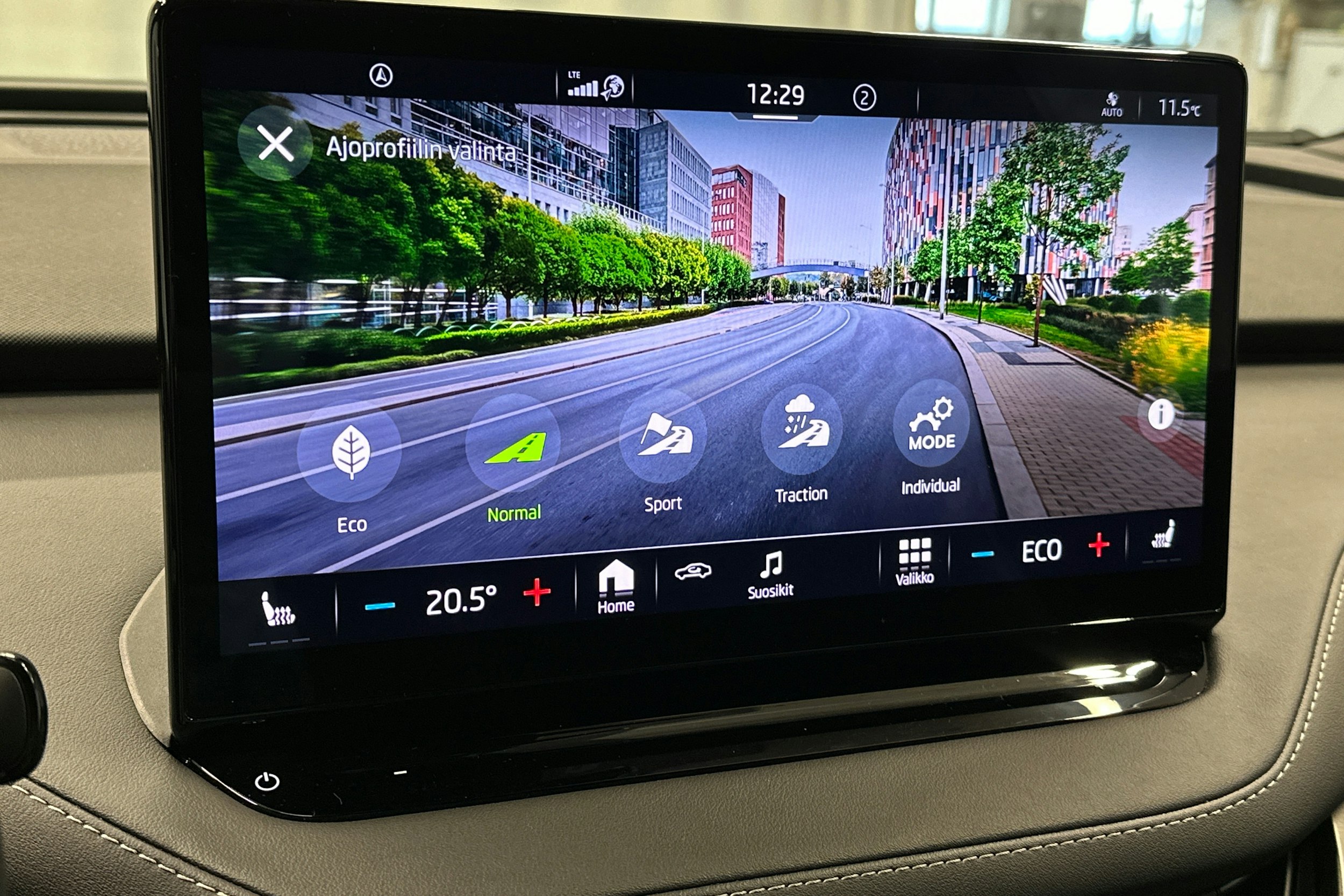 harmaa Skoda Enyaq 2023 kuva 30.