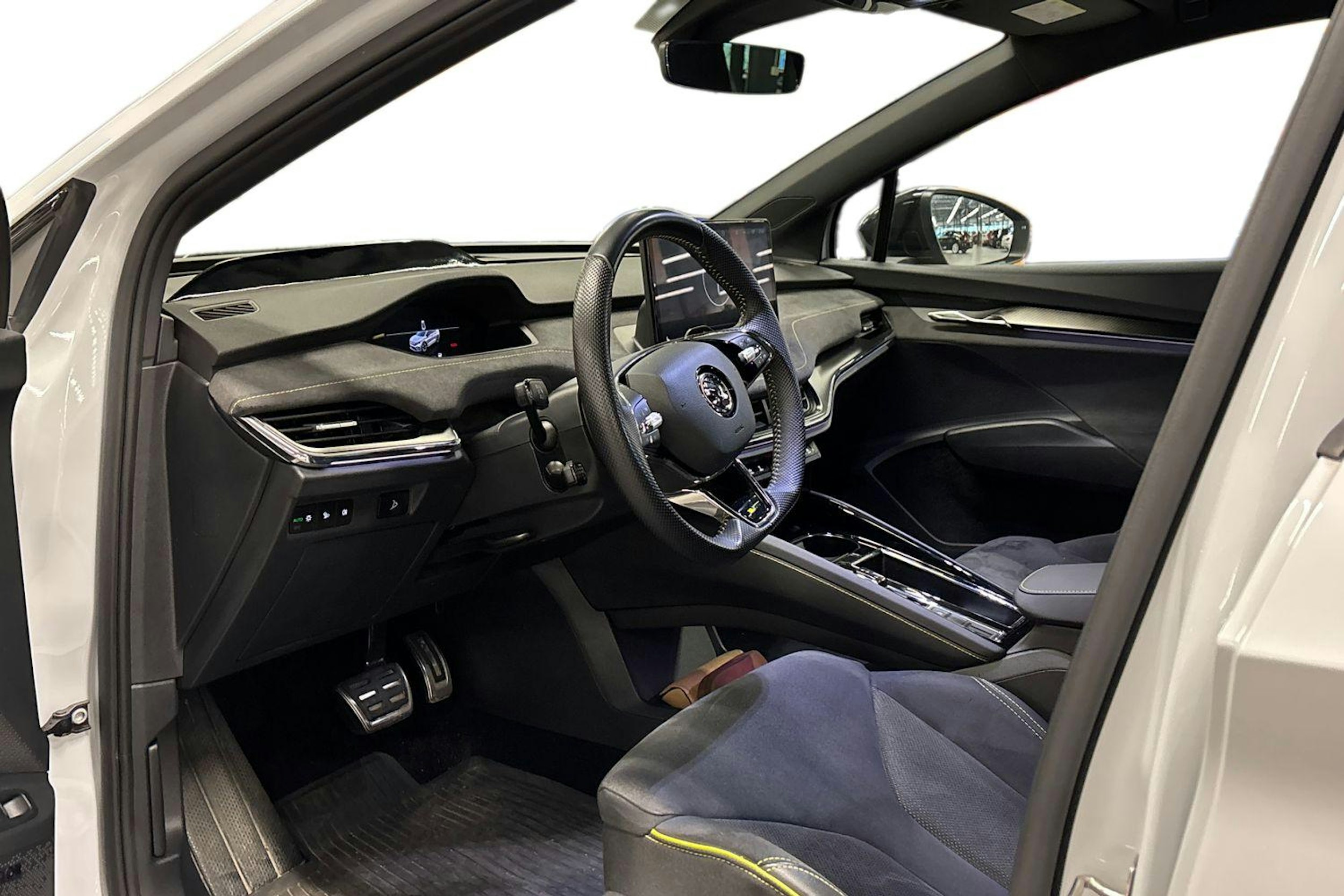 valkoinen Skoda Enyaq 2023 kuva 3.