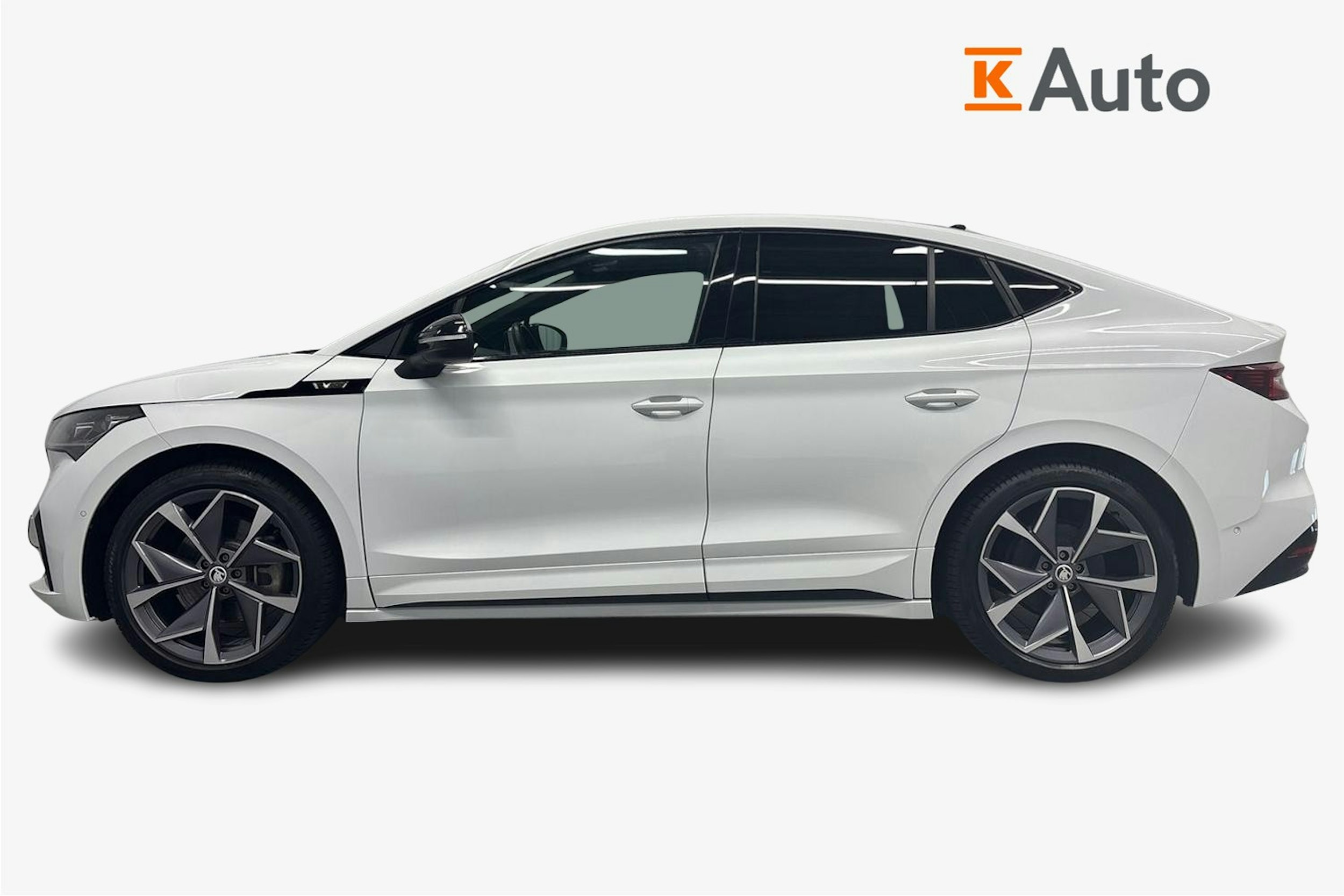 valkoinen Skoda Enyaq 2023 kuva 6.