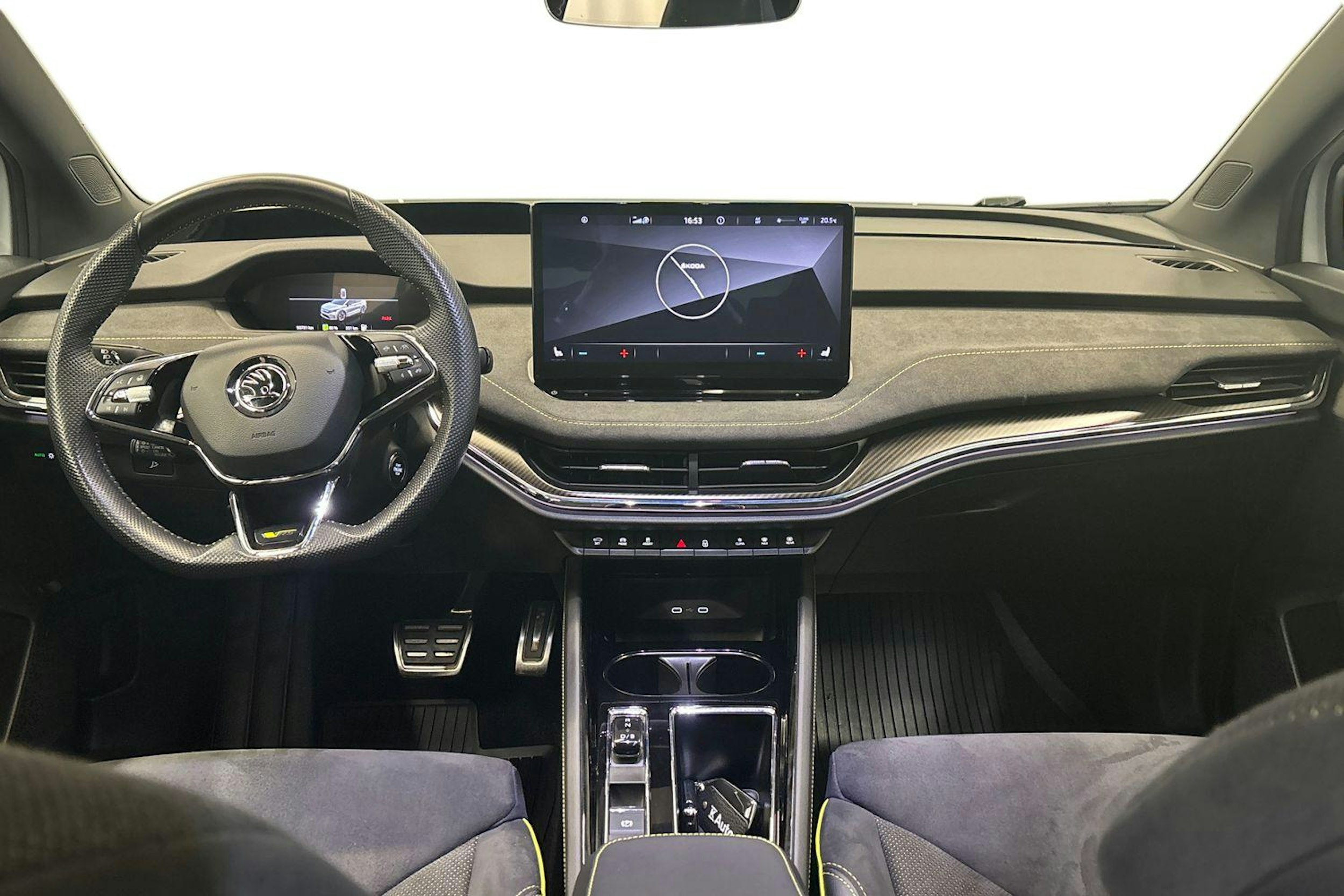 valkoinen Skoda Enyaq 2023 kuva 9.