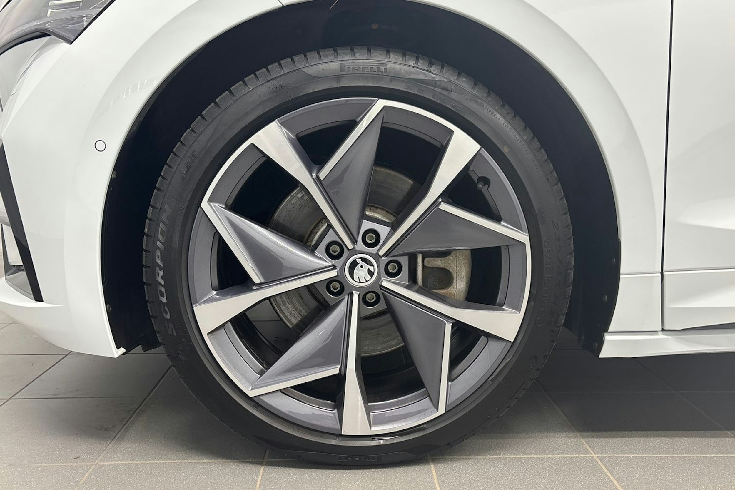 valkoinen Skoda Enyaq 2023 kuva 13.