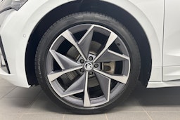valkoinen Skoda Enyaq 2023 kuva 13.