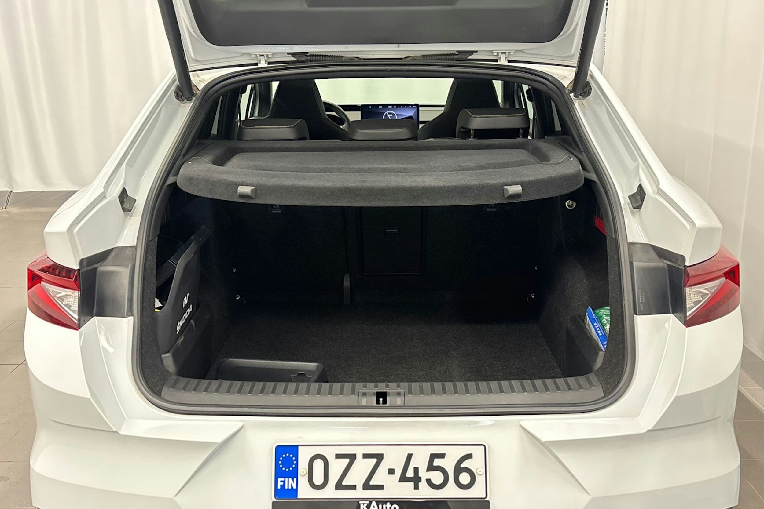 valkoinen Skoda Enyaq 2023 kuva 15.