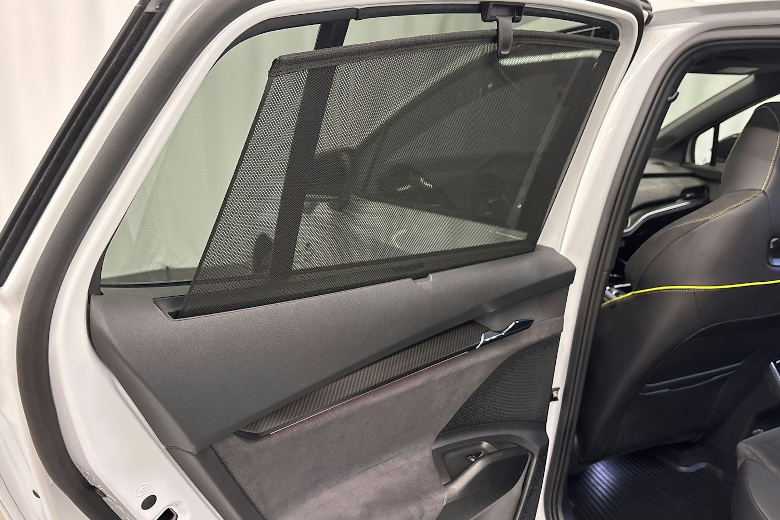 valkoinen Skoda Enyaq 2023 kuva 16.