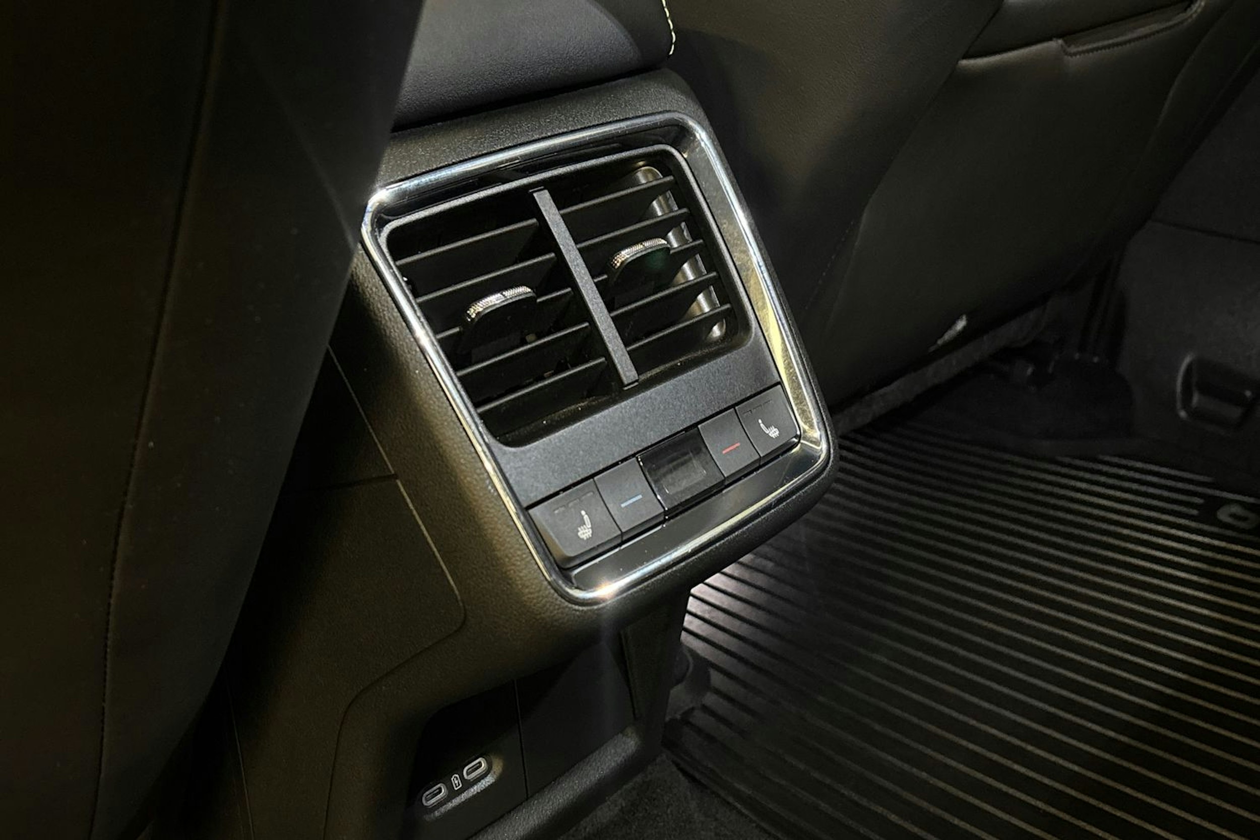 valkoinen Skoda Enyaq 2023 kuva 17.