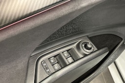 valkoinen Skoda Enyaq 2023 kuva 18.