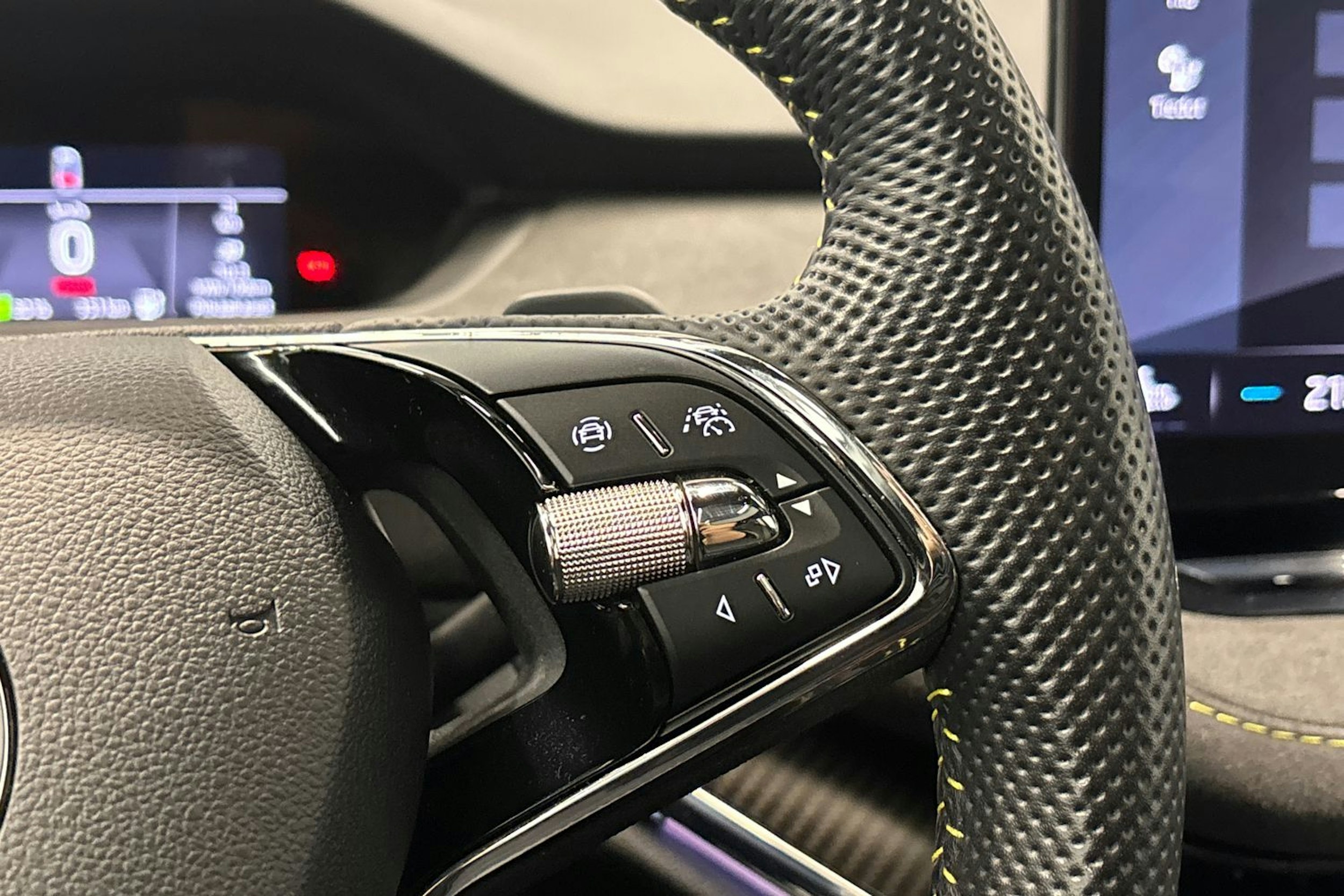valkoinen Skoda Enyaq 2023 kuva 24.