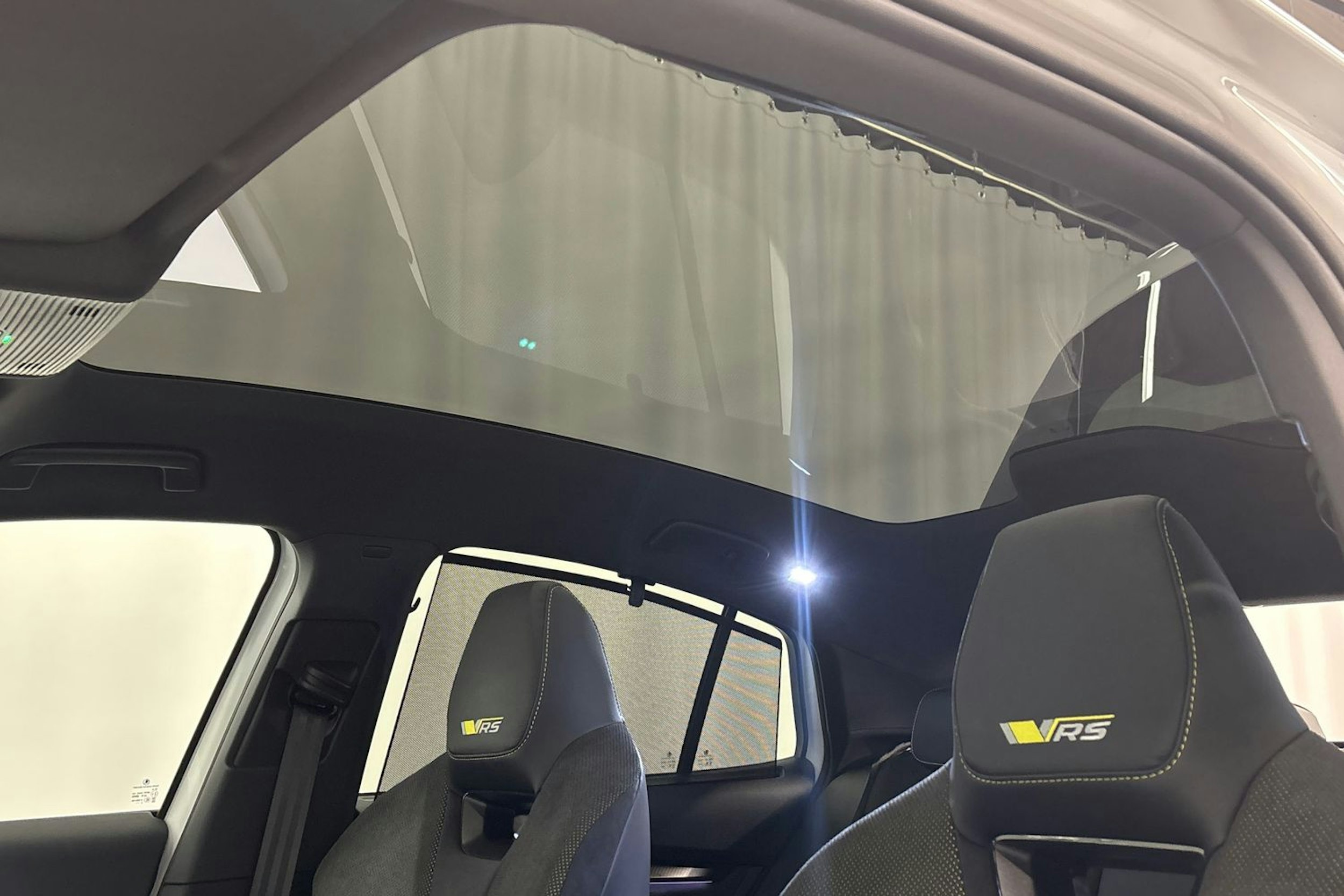 valkoinen Skoda Enyaq 2023 kuva 29.