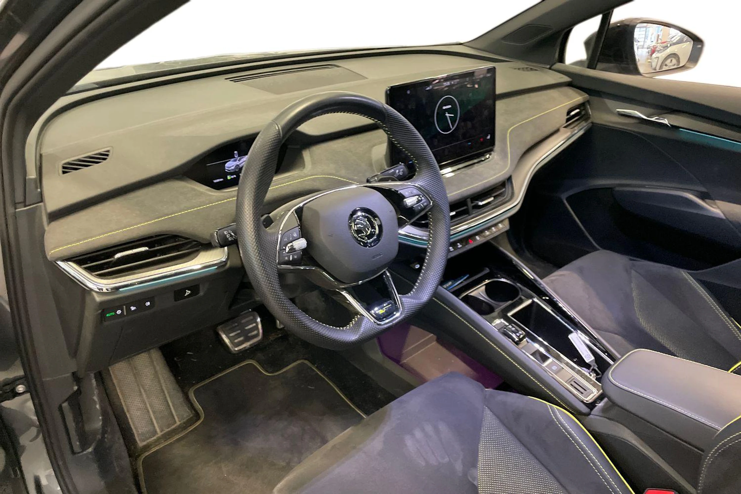 harmaa Skoda Enyaq 2023 kuva 3.