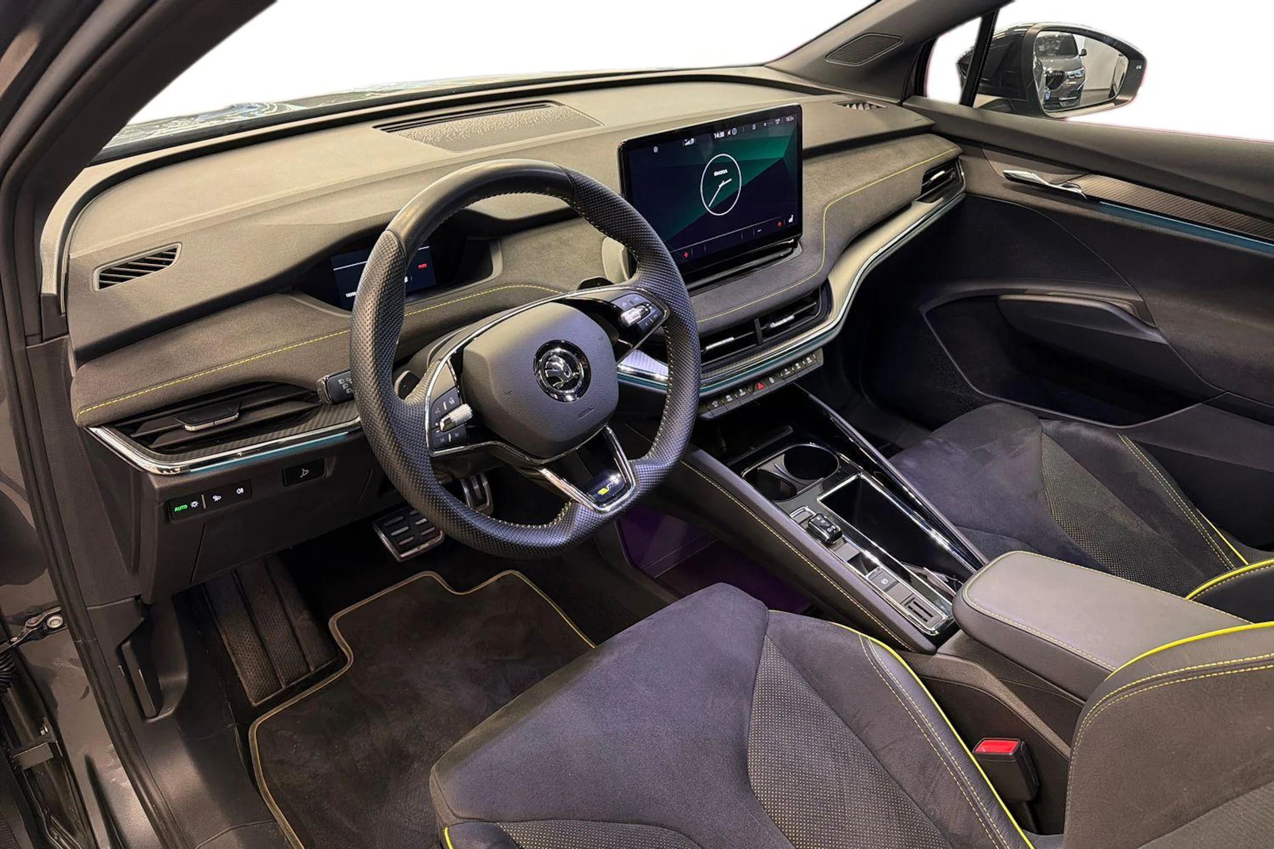 harmaa Skoda Enyaq 2023 kuva 8.