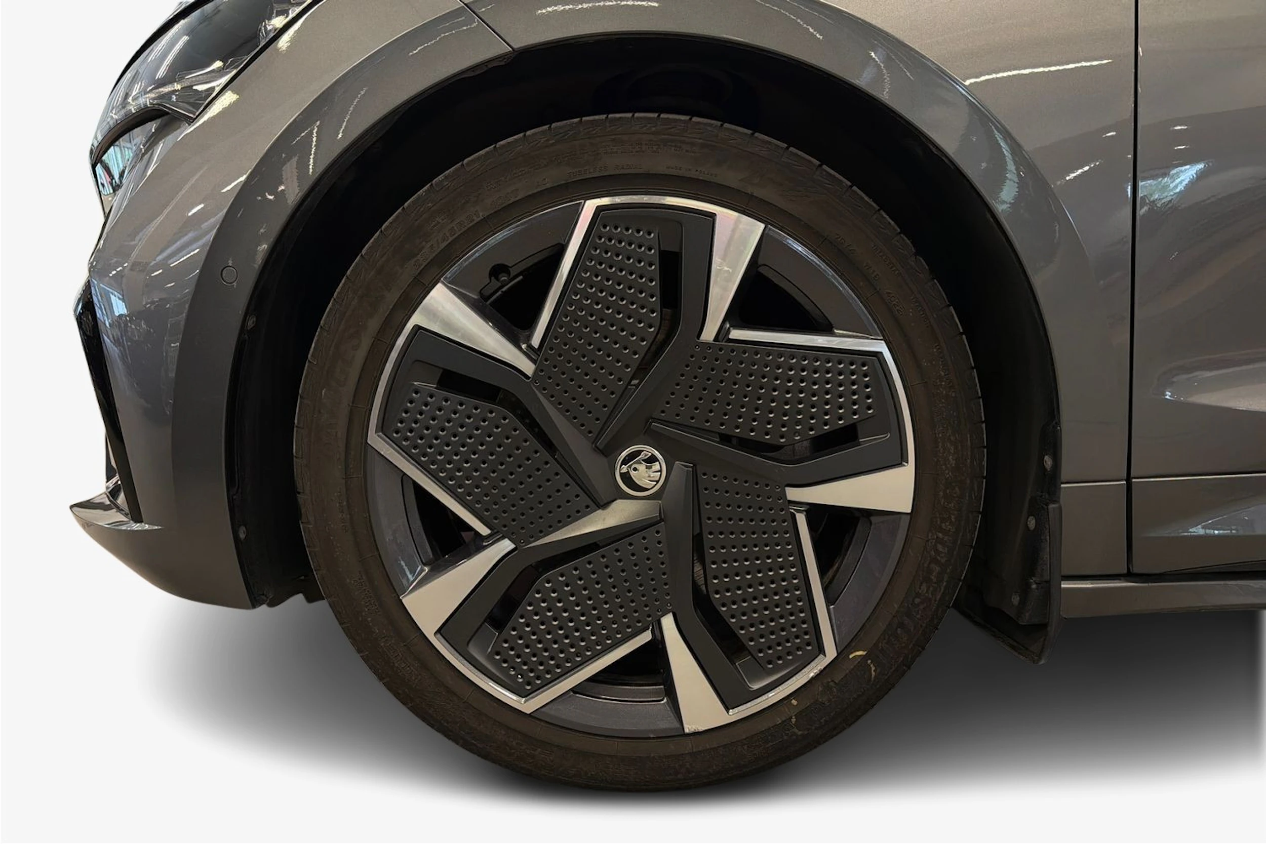 harmaa Skoda Enyaq 2023 kuva 12.