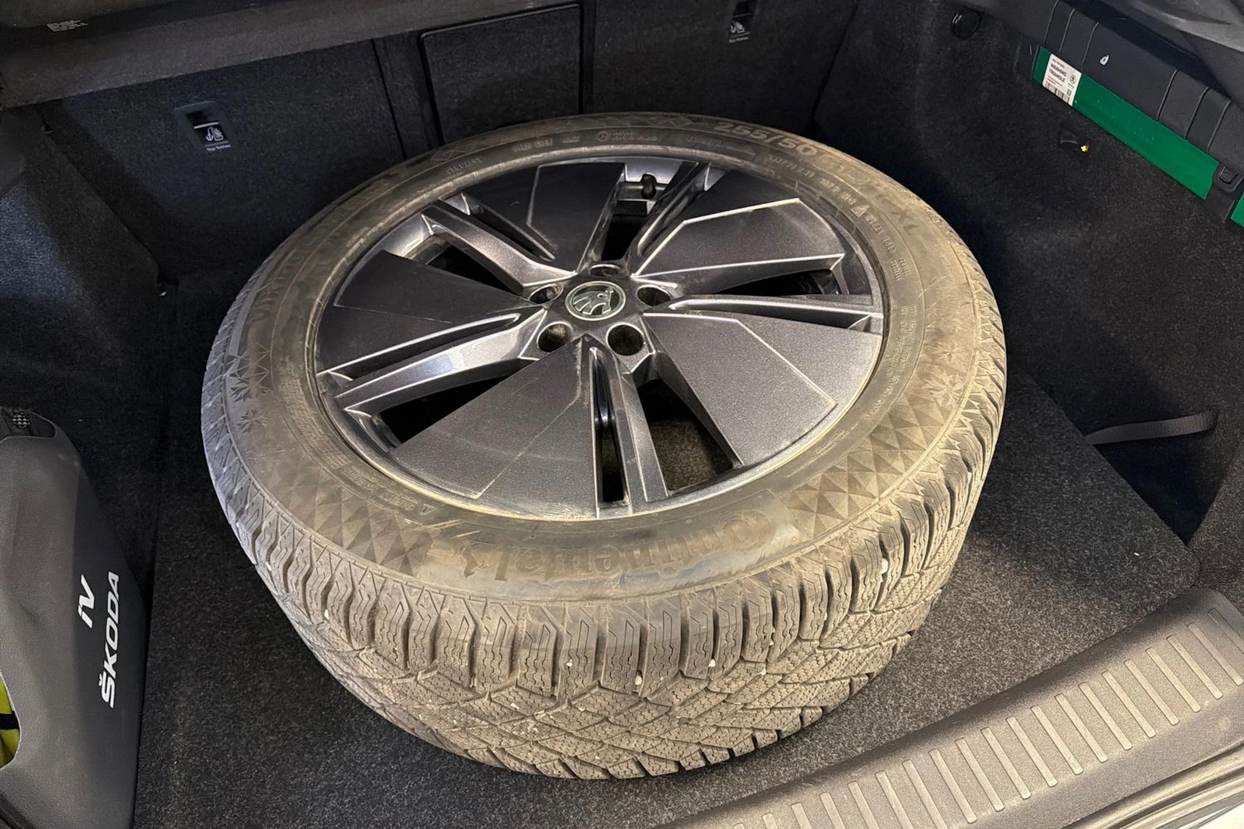 harmaa Skoda Enyaq 2023 kuva 13.