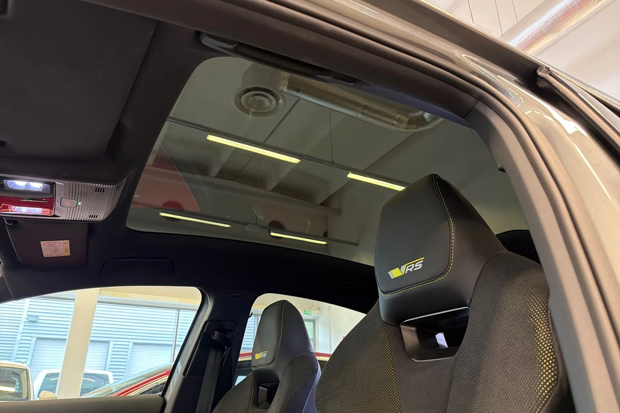 harmaa Skoda Enyaq 2023 kuva 23.