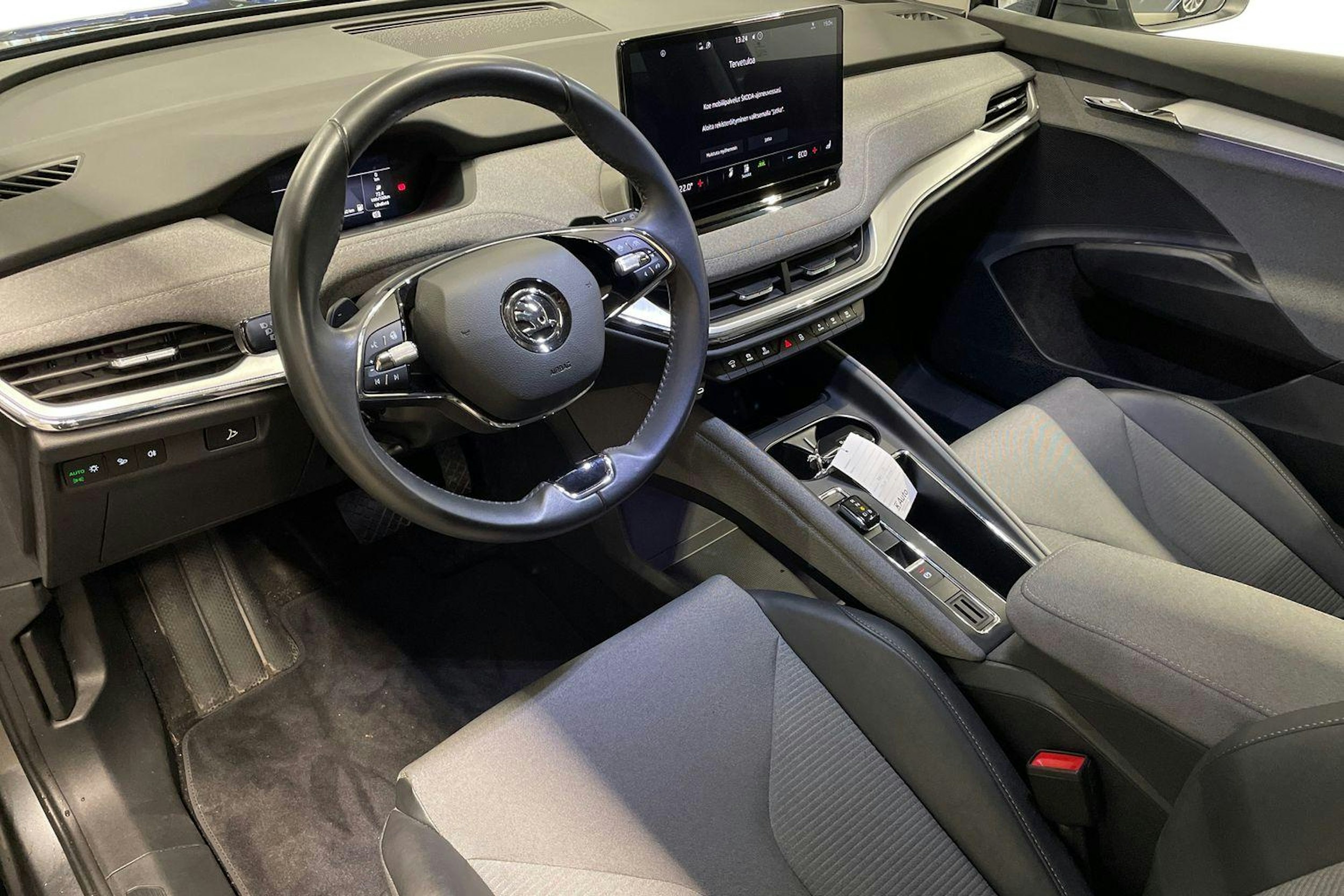 harmaa Skoda Enyaq 2023 kuva 6.