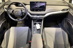 harmaa Skoda Enyaq 2023 kuva 7.