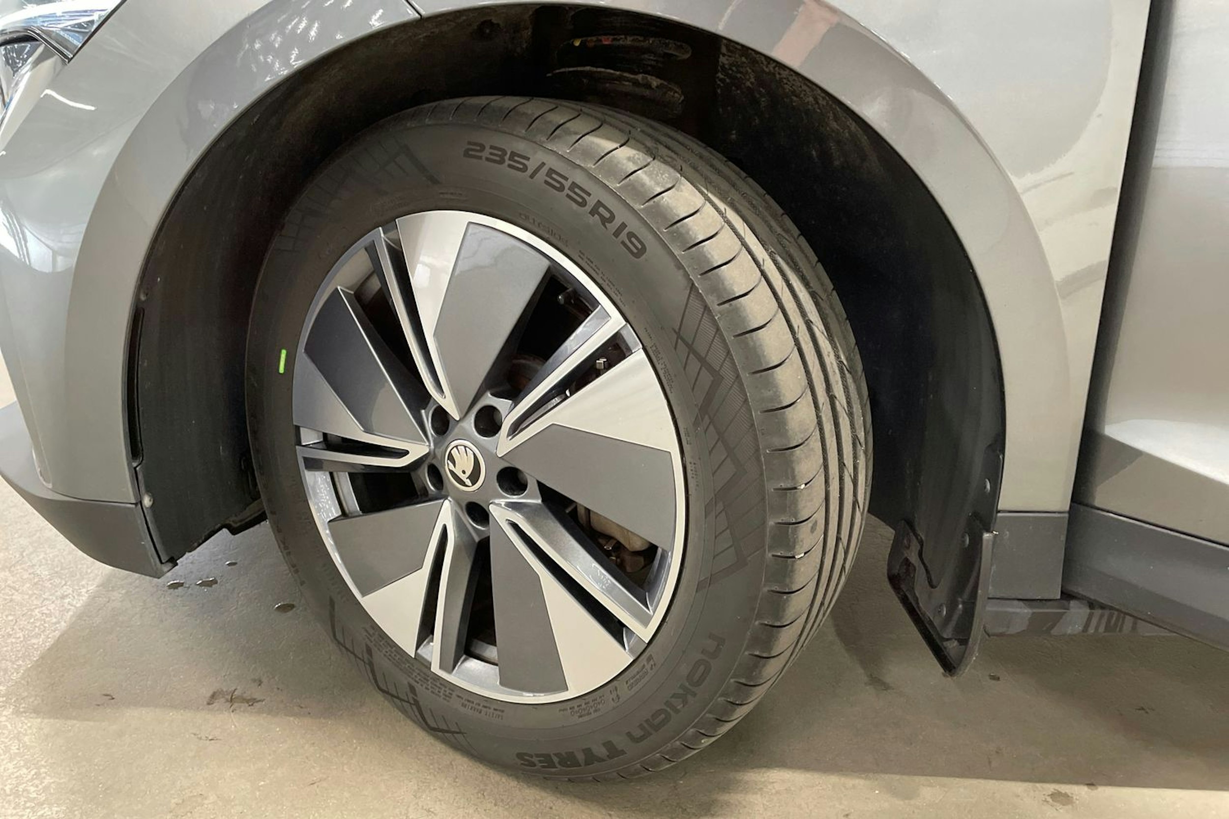 harmaa Skoda Enyaq 2023 kuva 10.