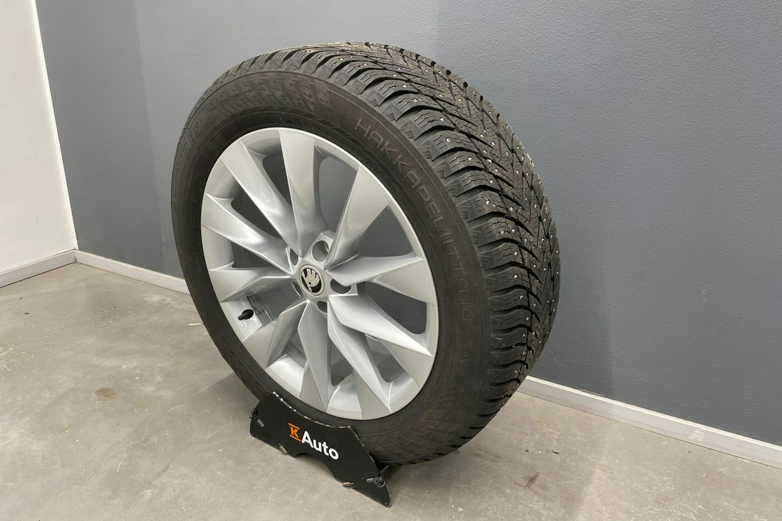harmaa Skoda Enyaq 2023 kuva 11.