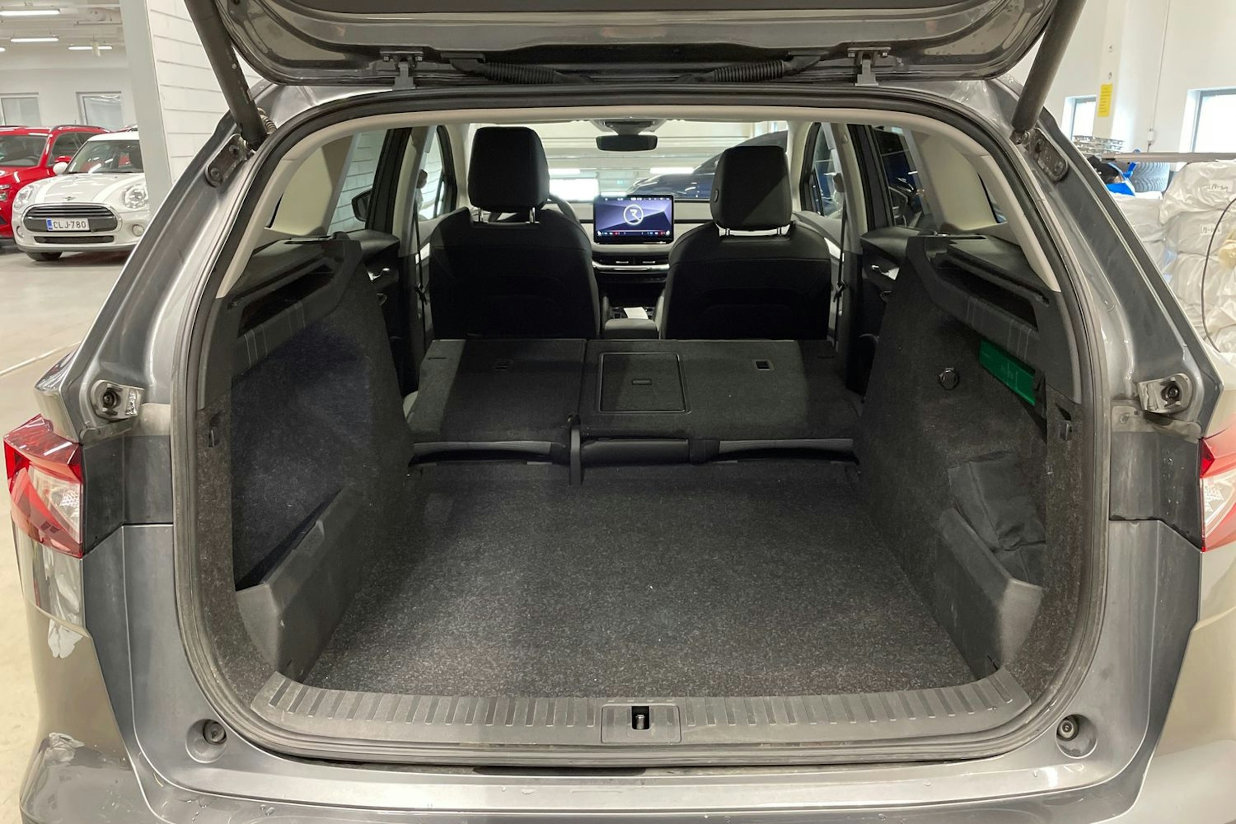 harmaa Skoda Enyaq 2023 kuva 12.