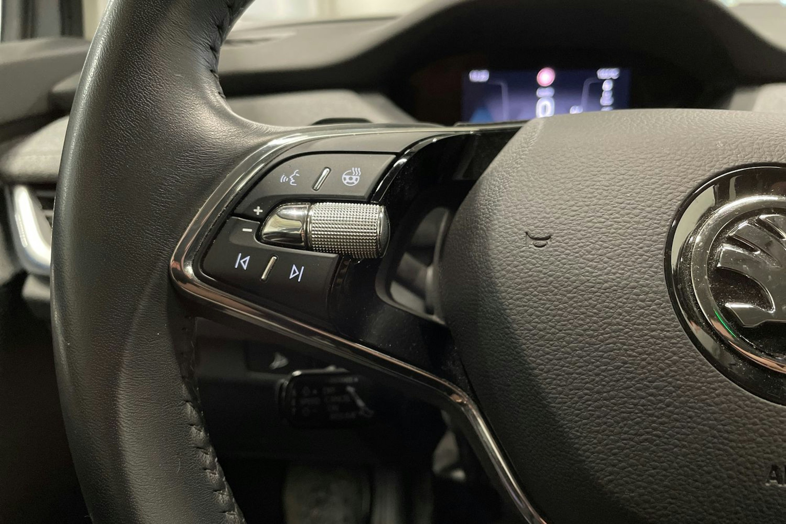 harmaa Skoda Enyaq 2023 kuva 23.