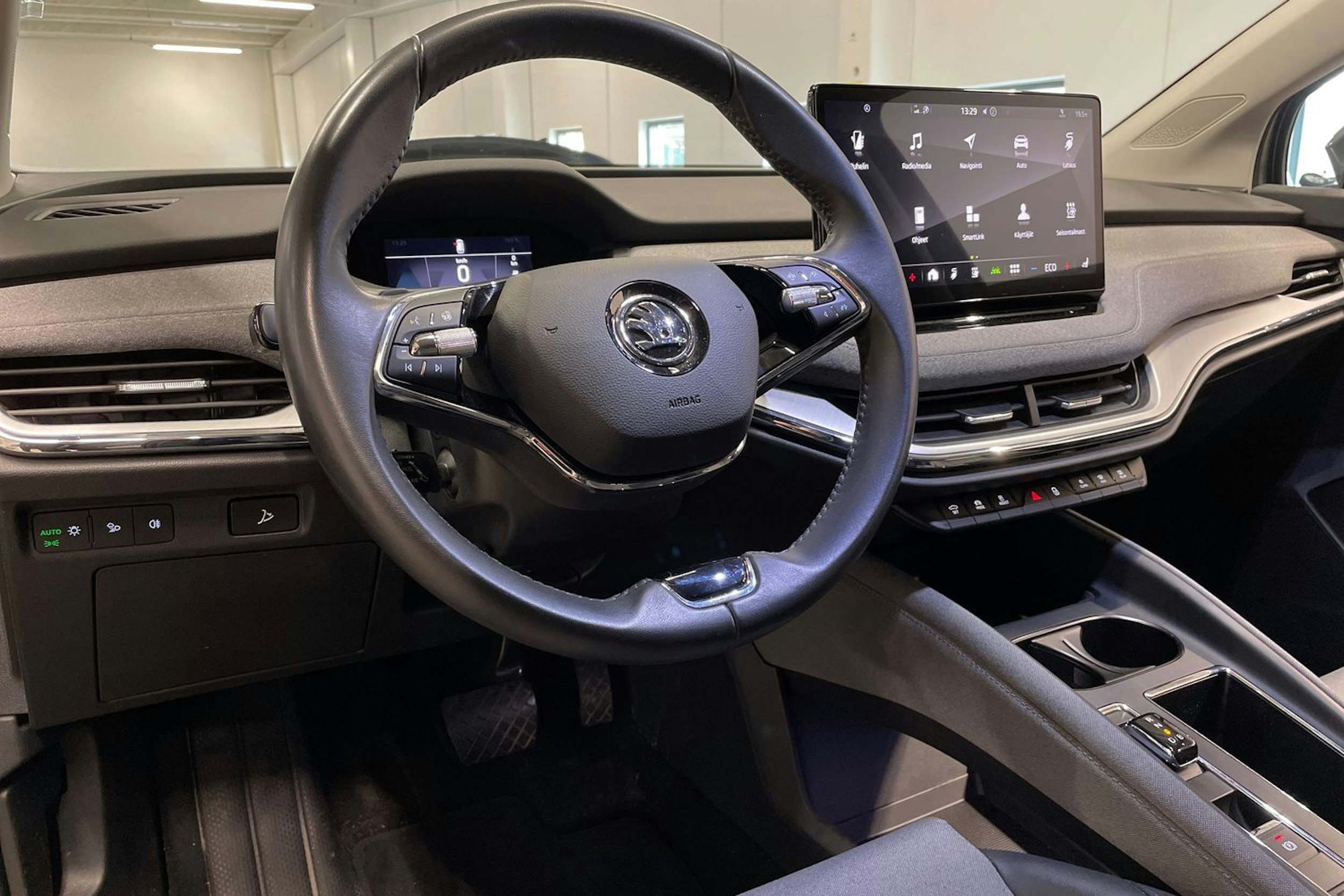 harmaa Skoda Enyaq 2023 kuva 26.