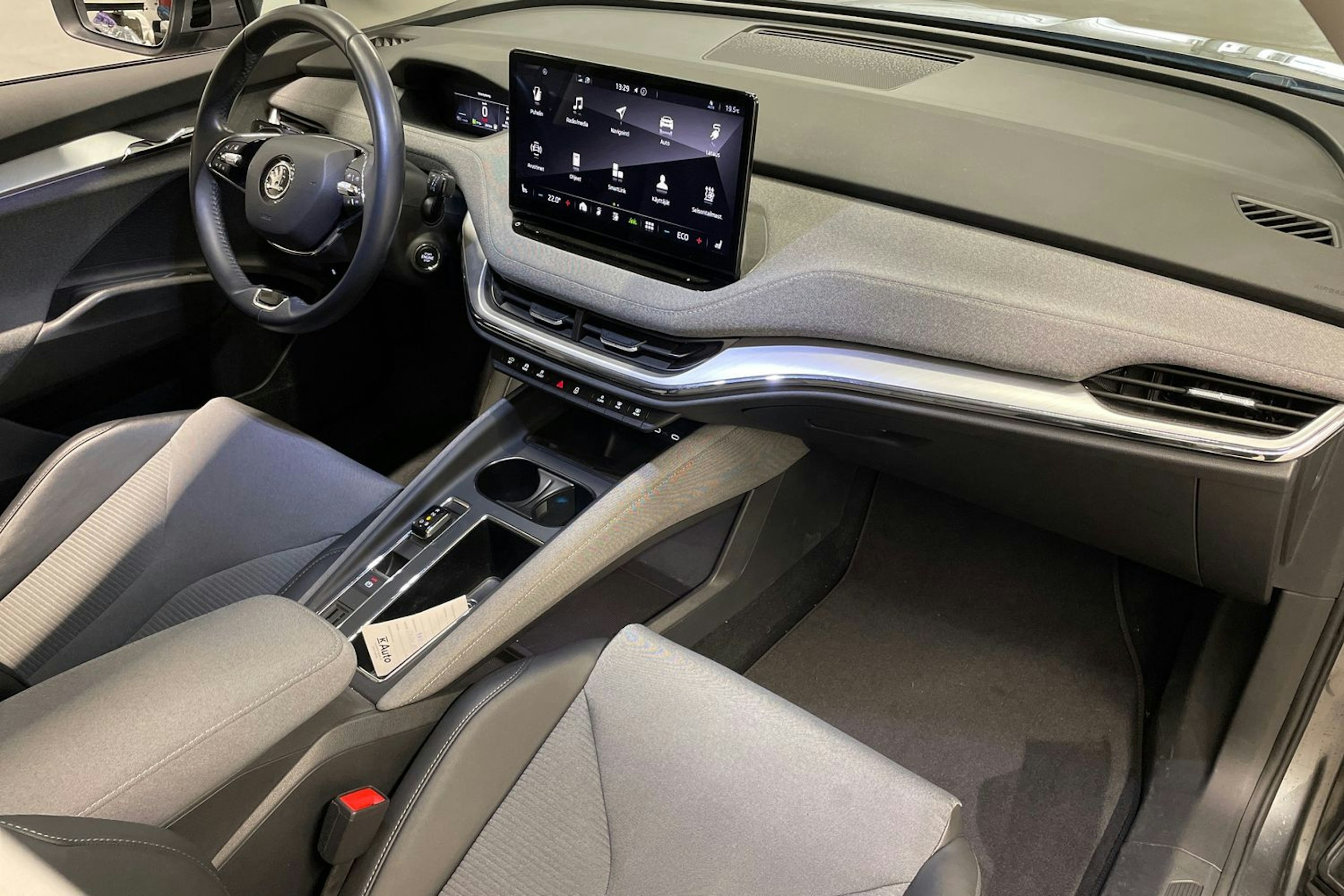 harmaa Skoda Enyaq 2023 kuva 28.