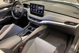 harmaa Skoda Enyaq 2023 kuva 28.
