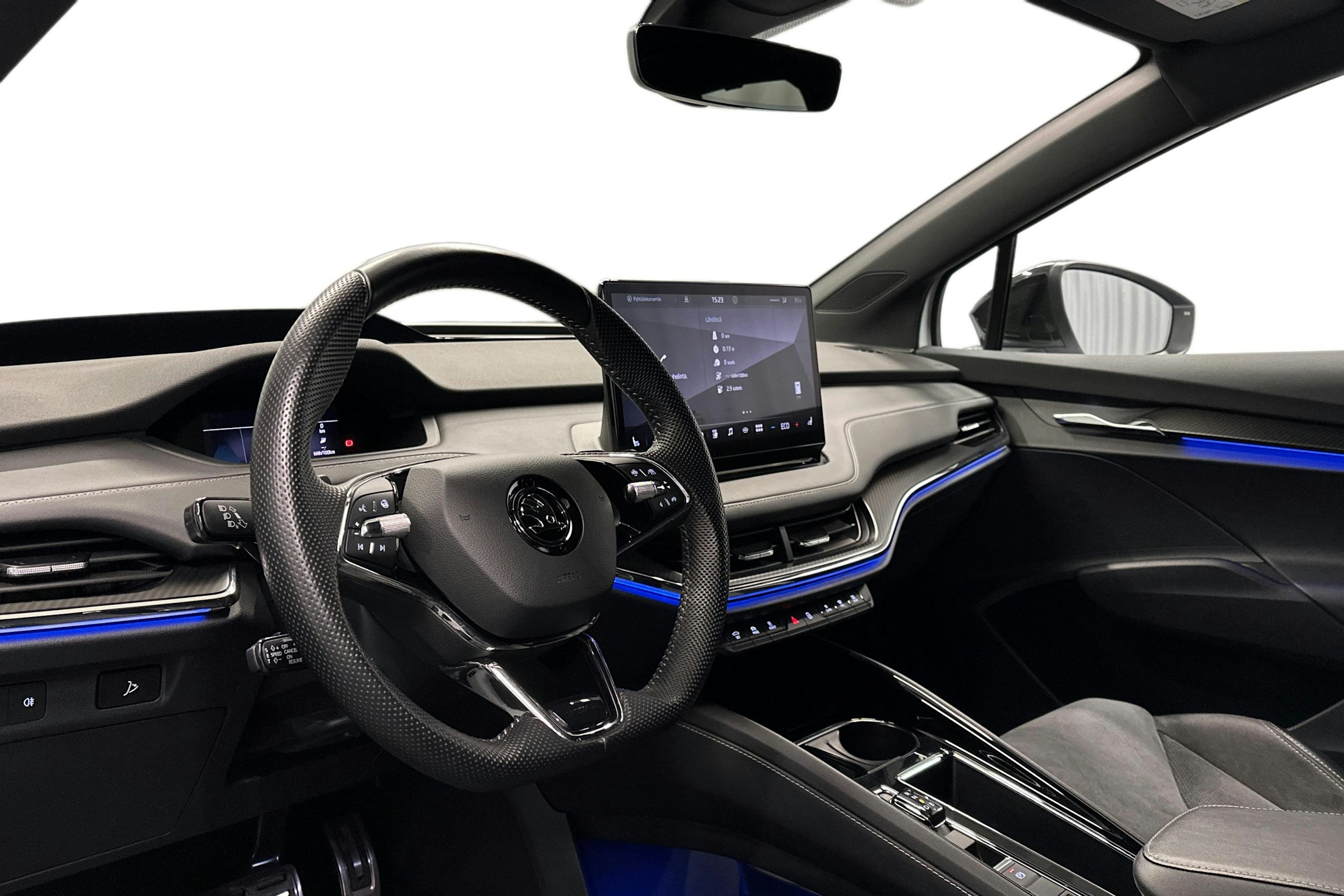 valkoinen Skoda Enyaq 2023 kuva 7.