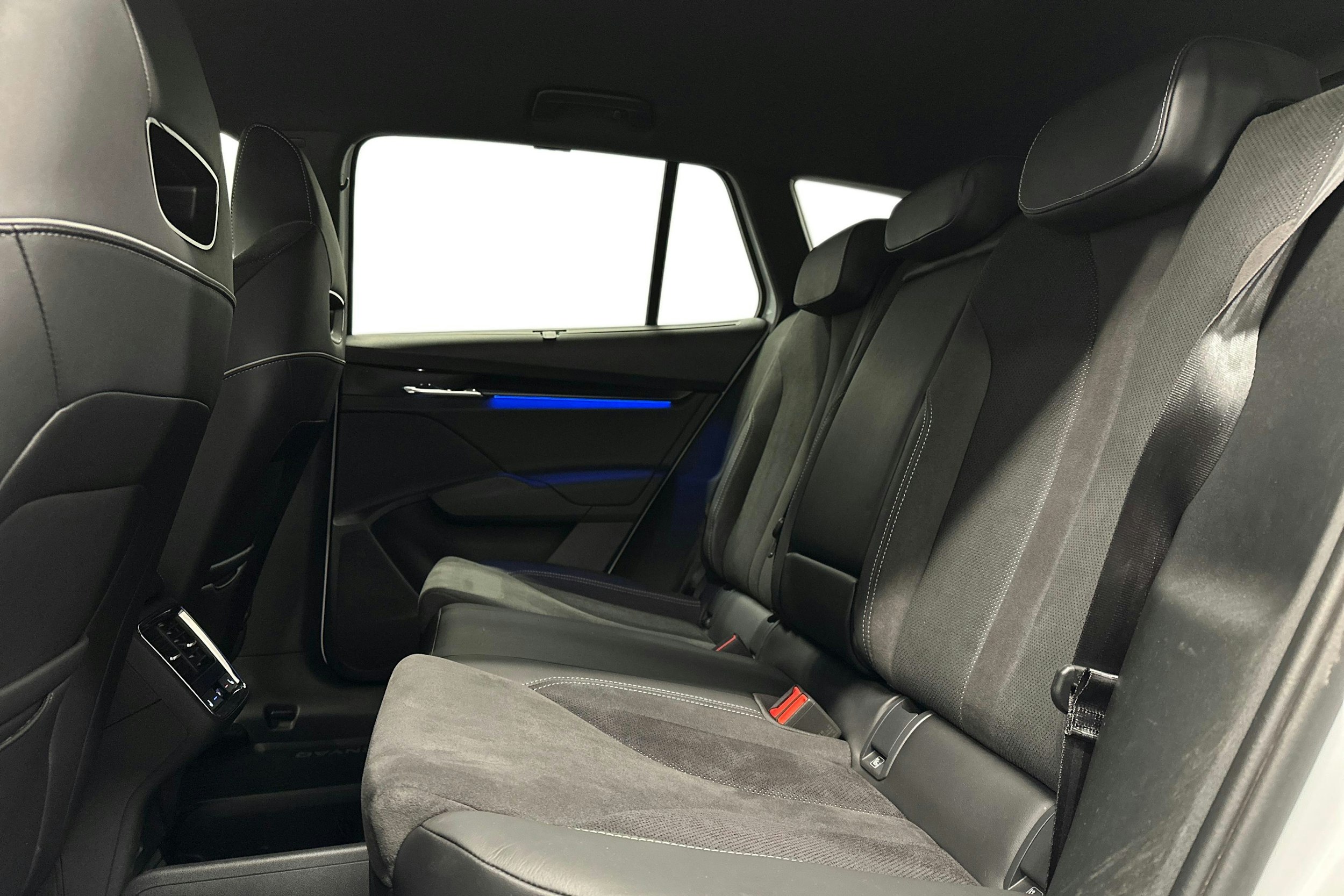 valkoinen Skoda Enyaq 2023 kuva 10.