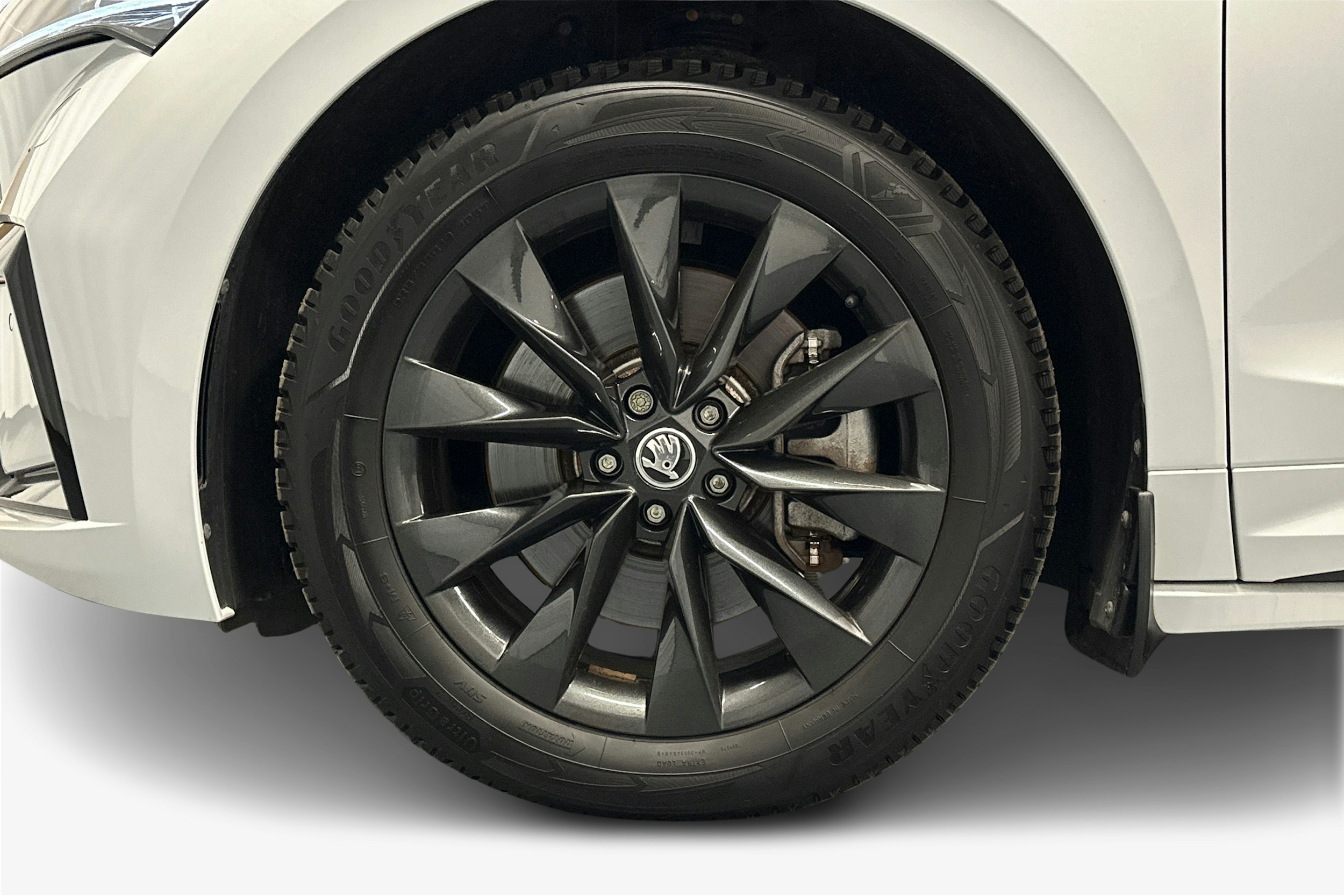 valkoinen Skoda Enyaq 2023 kuva 11.