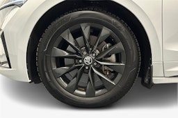 valkoinen Skoda Enyaq 2023 kuva 11.