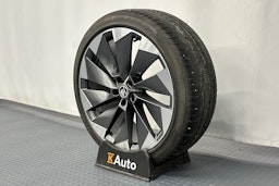 valkoinen Skoda Enyaq 2023 kuva 13.