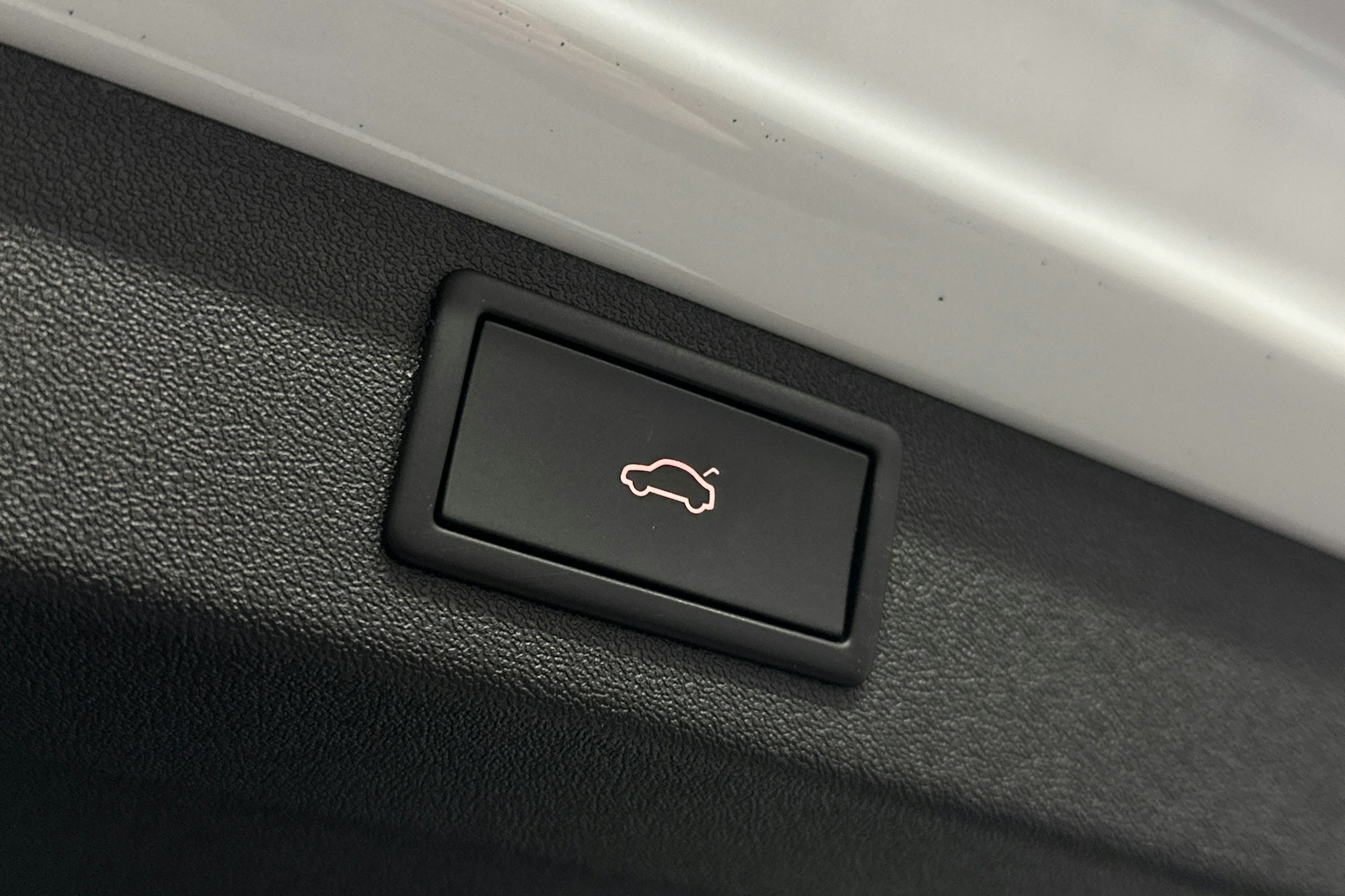 valkoinen Skoda Enyaq 2023 kuva 15.